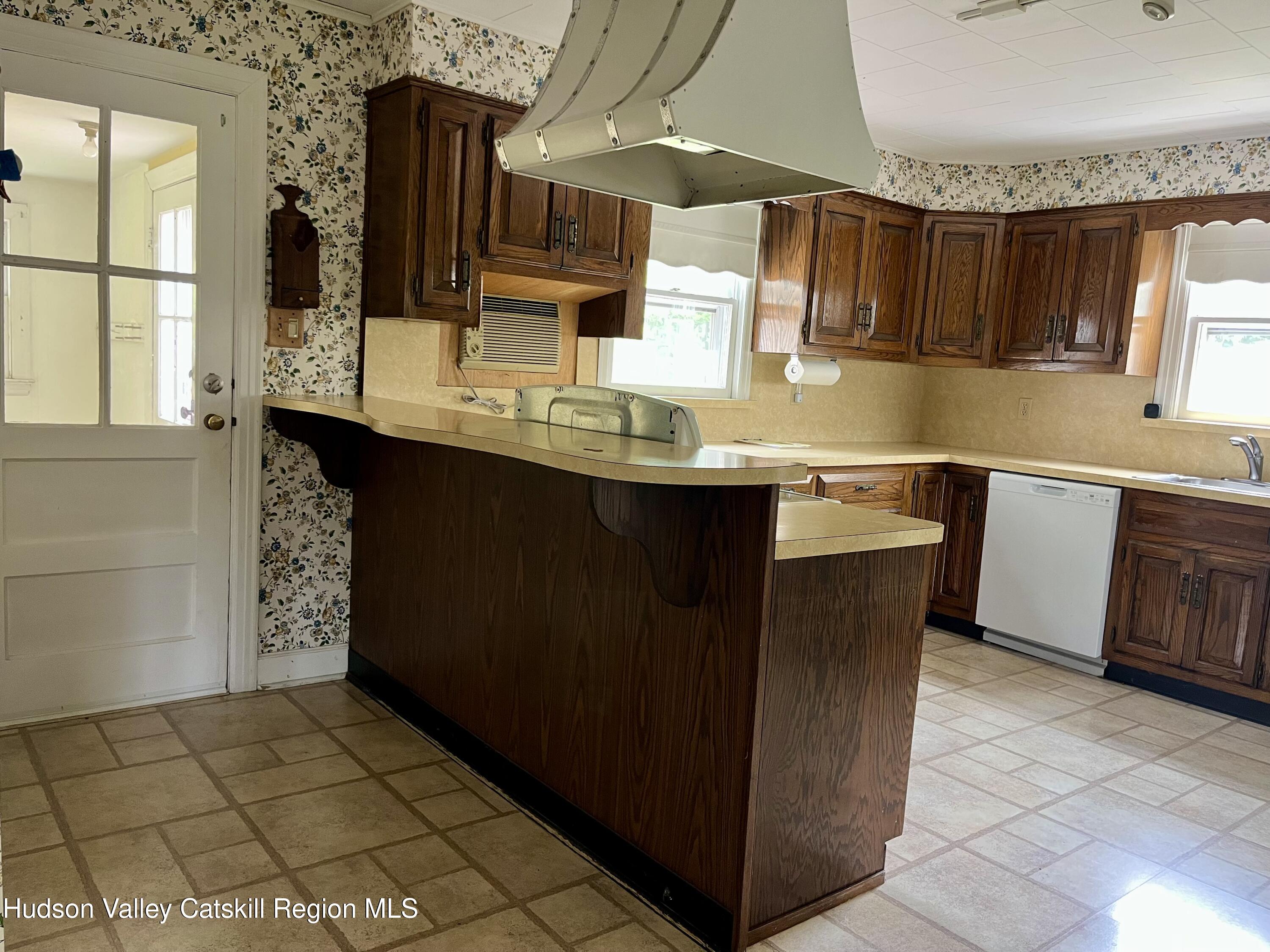 New Paltz, New York 12561, United States, 4 Bedrooms Bedrooms, ,1 BathroomBathrooms,Residential,Pending,182489