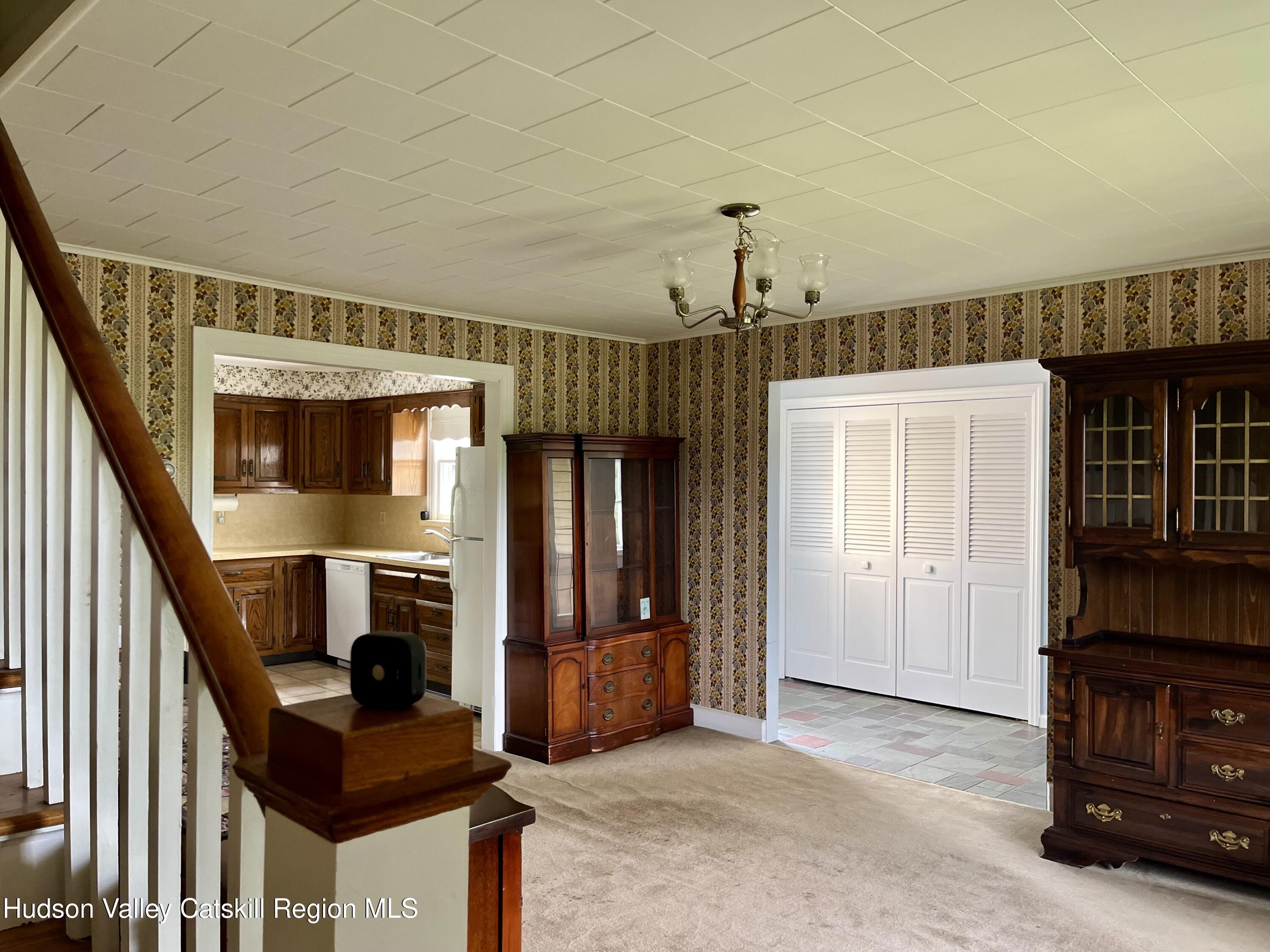 New Paltz, New York 12561, United States, 4 Bedrooms Bedrooms, ,1 BathroomBathrooms,Residential,Pending,182489