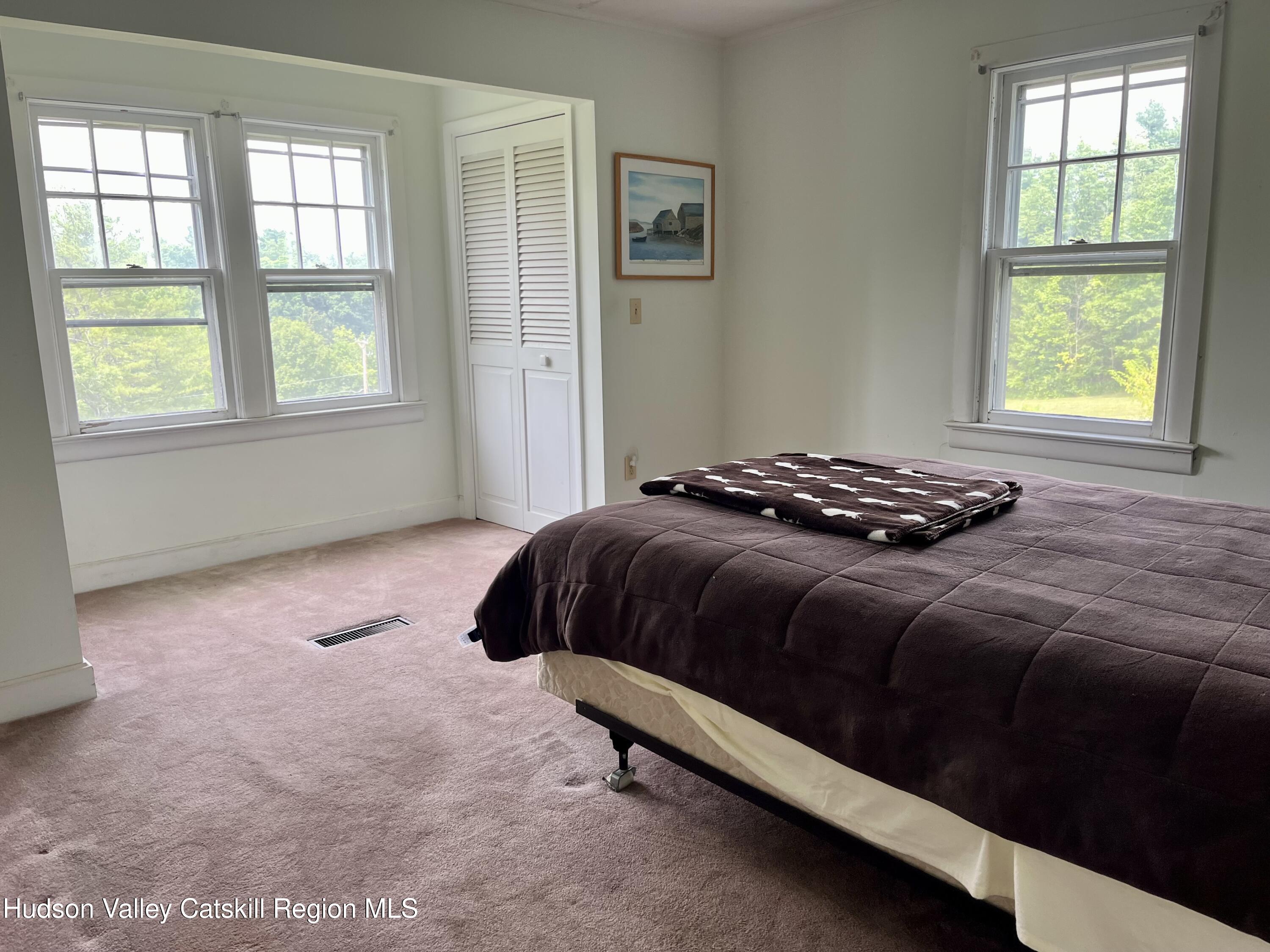 New Paltz, New York 12561, United States, 4 Bedrooms Bedrooms, ,1 BathroomBathrooms,Residential,Pending,182489