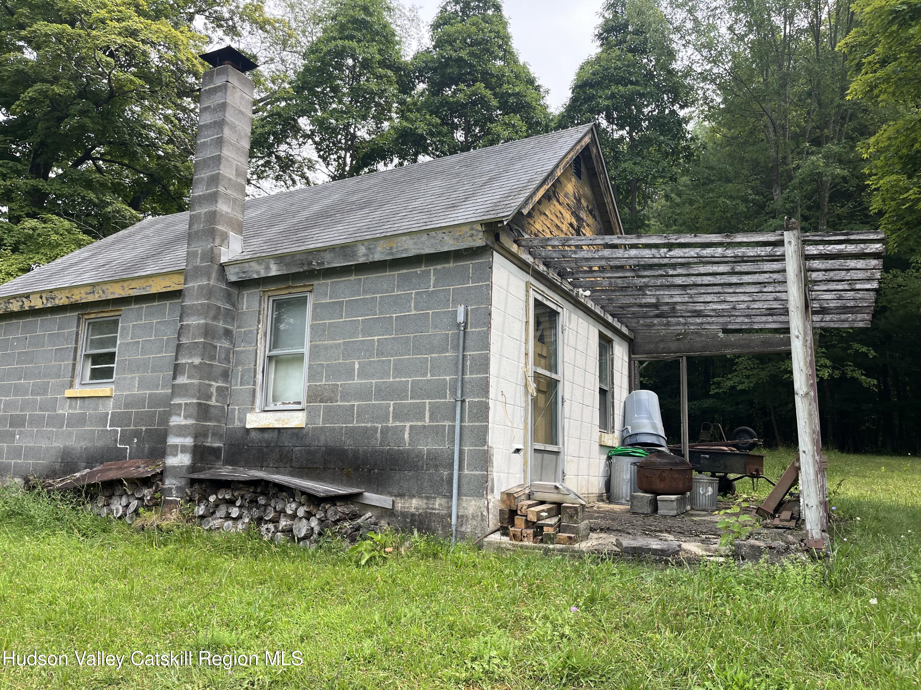 New Paltz, New York 12561, United States, 4 Bedrooms Bedrooms, ,1 BathroomBathrooms,Residential,Pending,182489