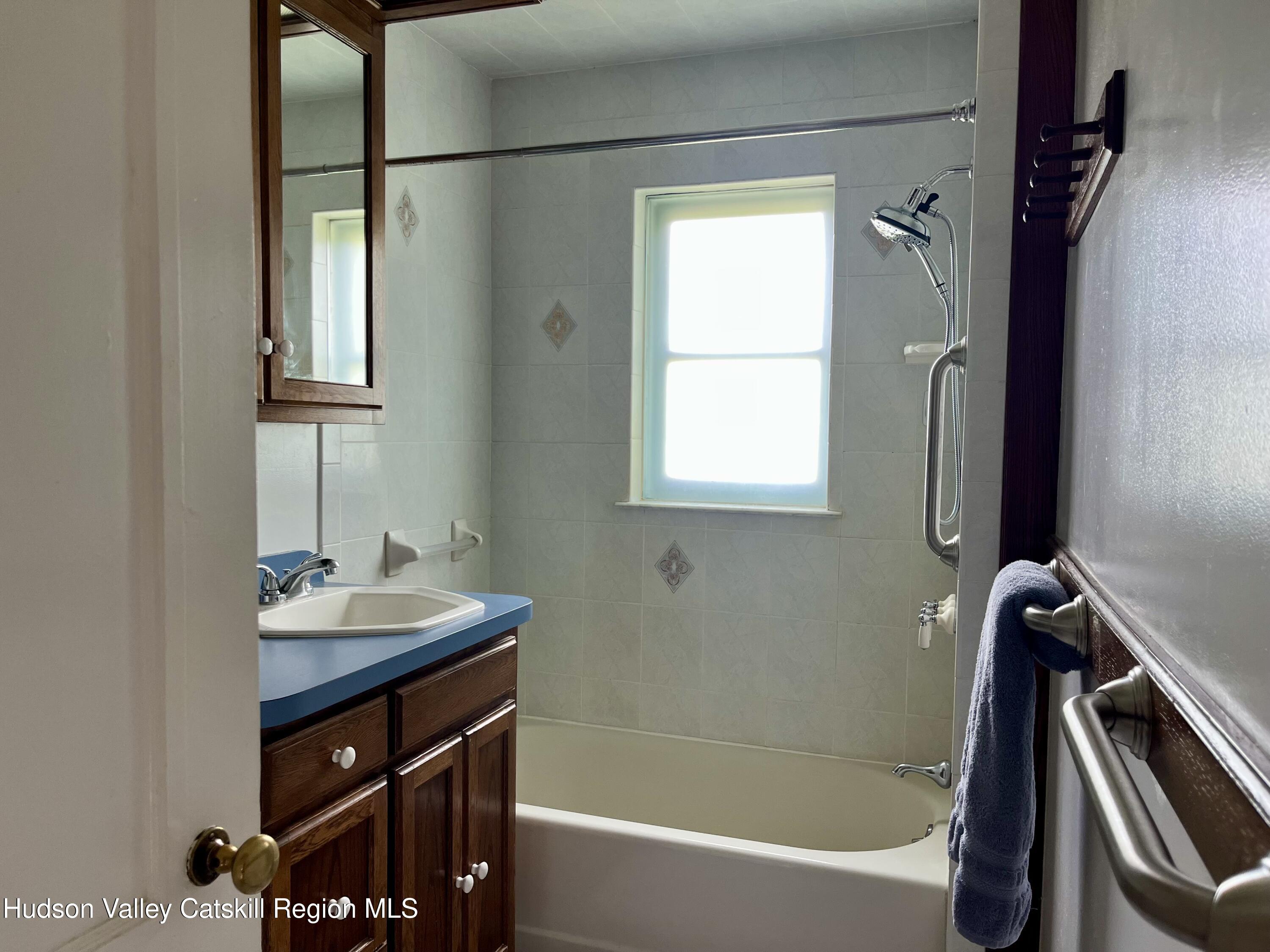 New Paltz, New York 12561, United States, 4 Bedrooms Bedrooms, ,1 BathroomBathrooms,Residential,Pending,182489