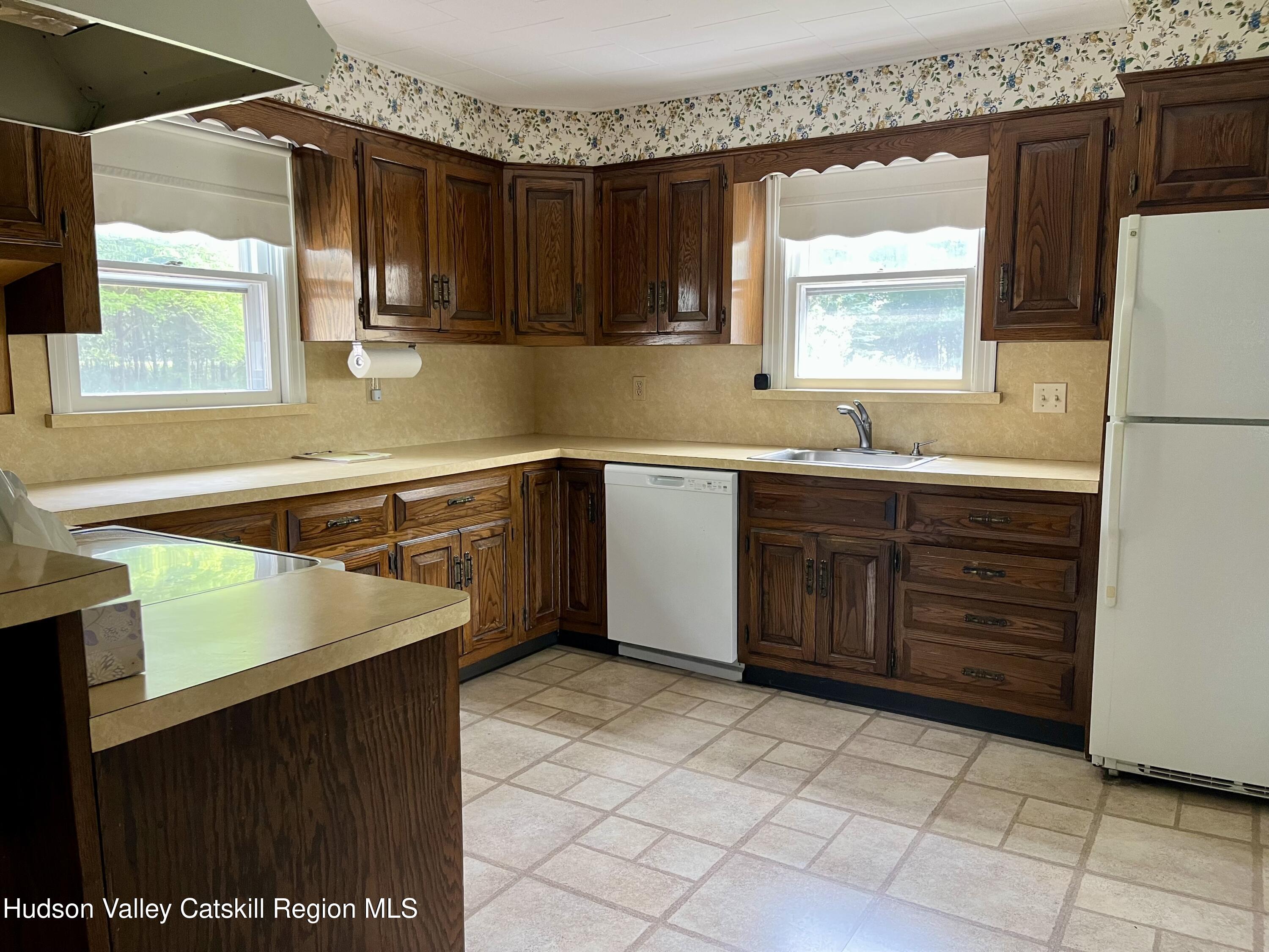 New Paltz, New York 12561, United States, 4 Bedrooms Bedrooms, ,1 BathroomBathrooms,Residential,Pending,182489