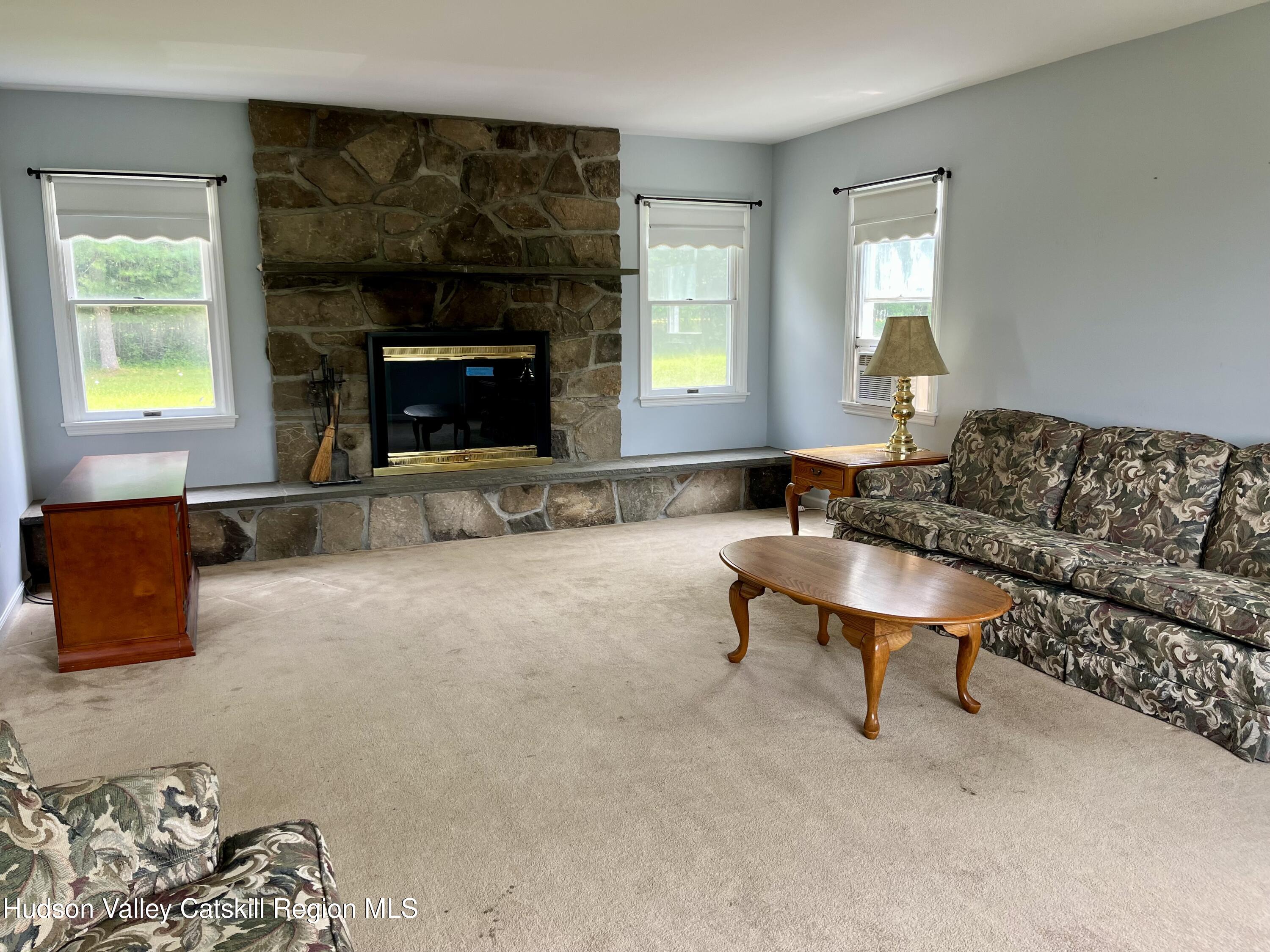 New Paltz, New York 12561, United States, 4 Bedrooms Bedrooms, ,1 BathroomBathrooms,Residential,Pending,182489