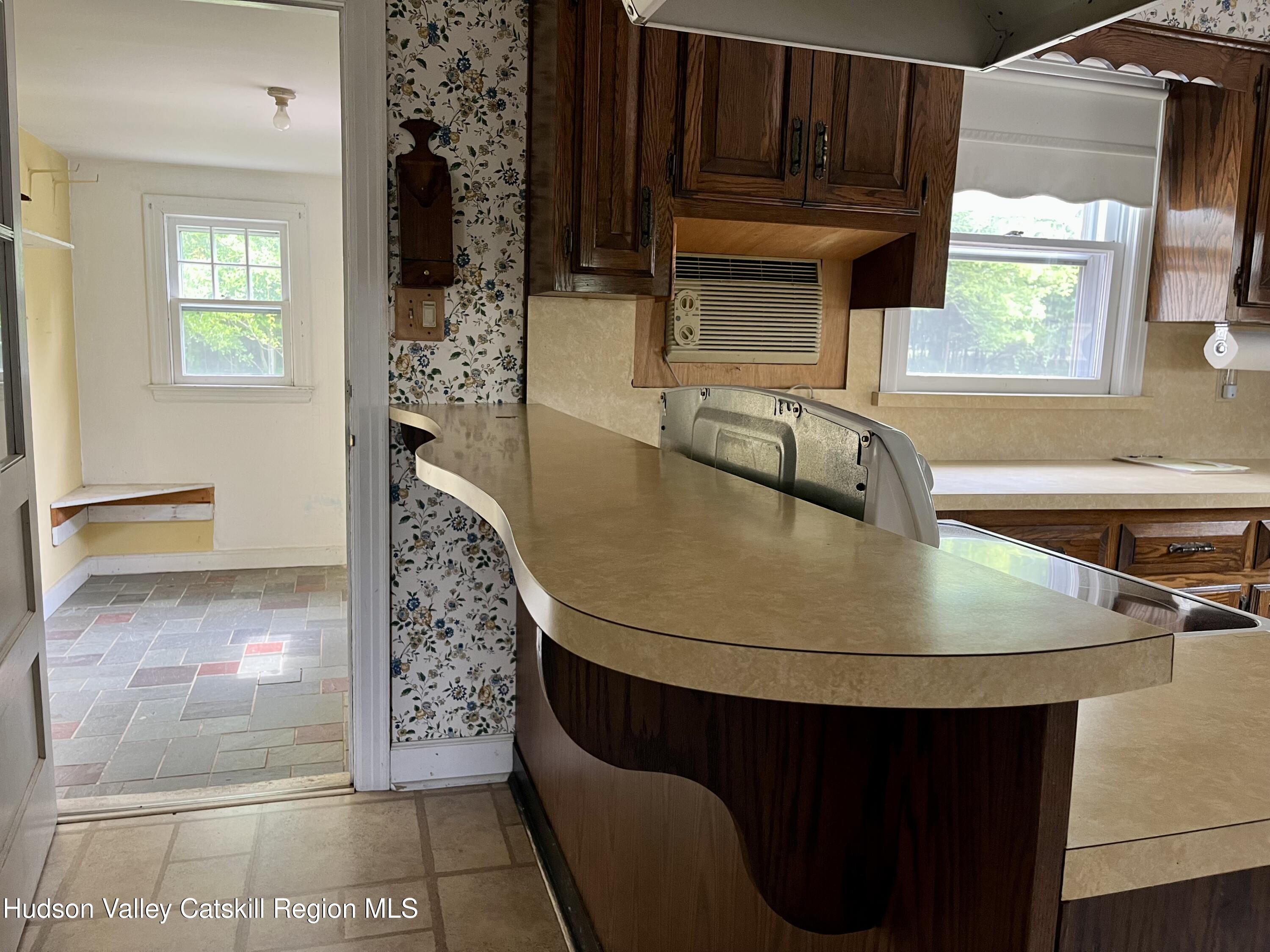 New Paltz, New York 12561, United States, 4 Bedrooms Bedrooms, ,1 BathroomBathrooms,Residential,Pending,182489