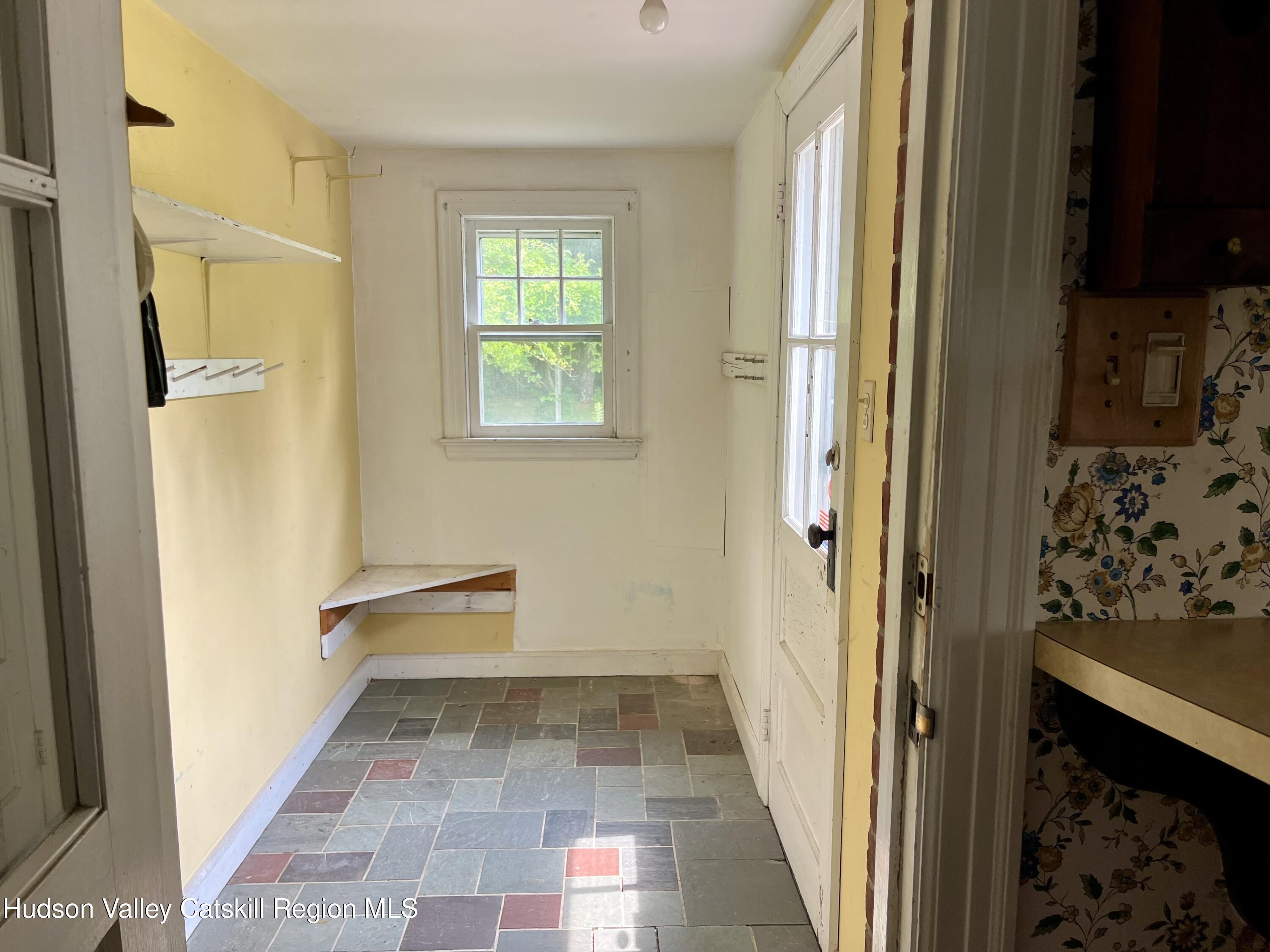 New Paltz, New York 12561, United States, 4 Bedrooms Bedrooms, ,1 BathroomBathrooms,Residential,Pending,182489