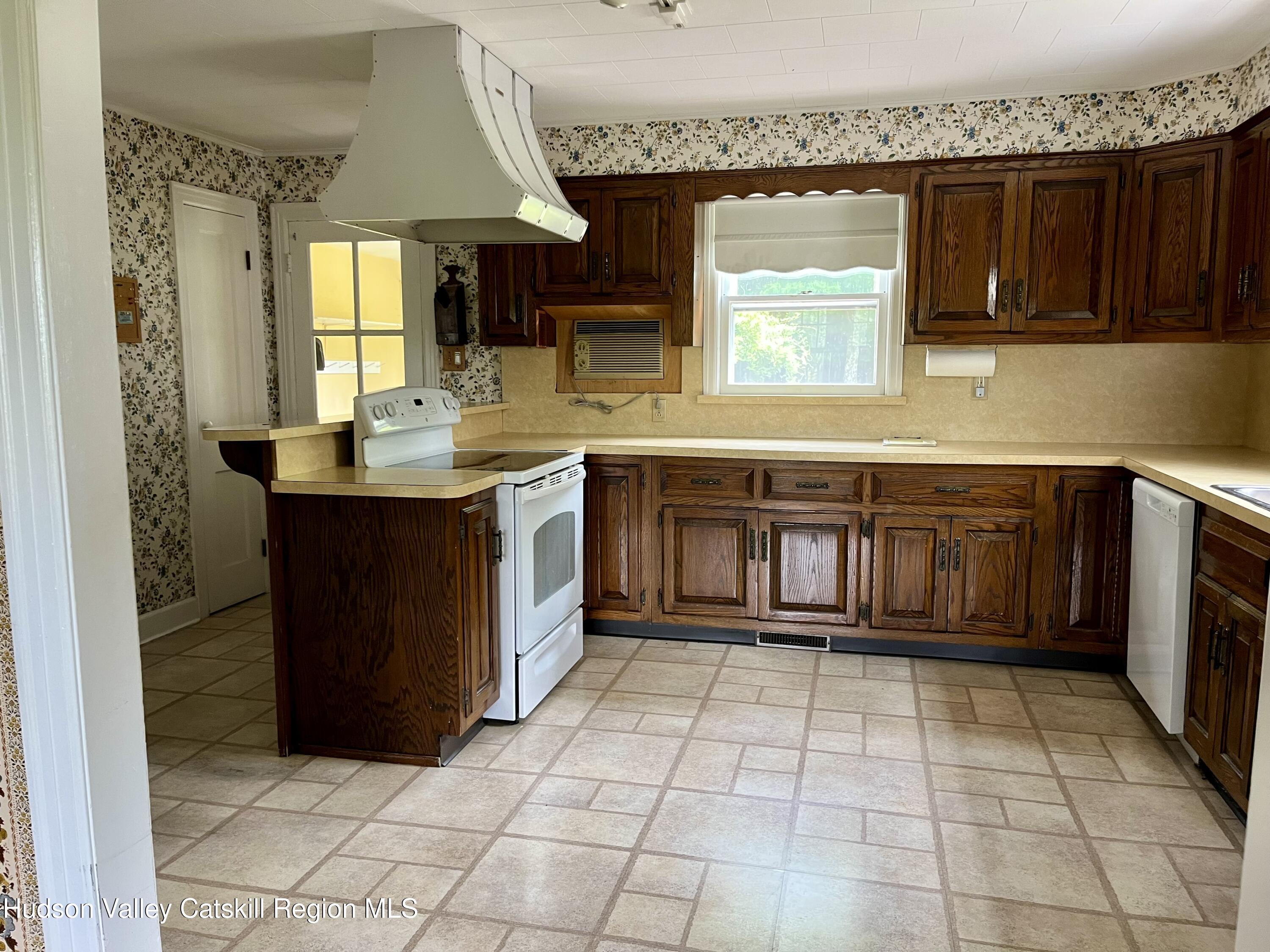 New Paltz, New York 12561, United States, 4 Bedrooms Bedrooms, ,1 BathroomBathrooms,Residential,Pending,182489