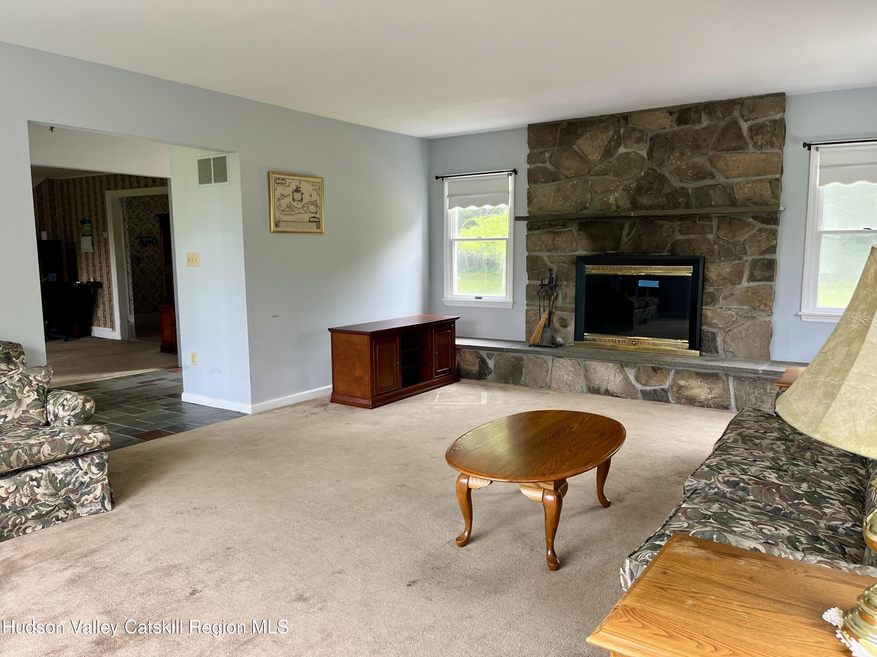 New Paltz, New York 12561, United States, 4 Bedrooms Bedrooms, ,1 BathroomBathrooms,Residential,Pending,182489