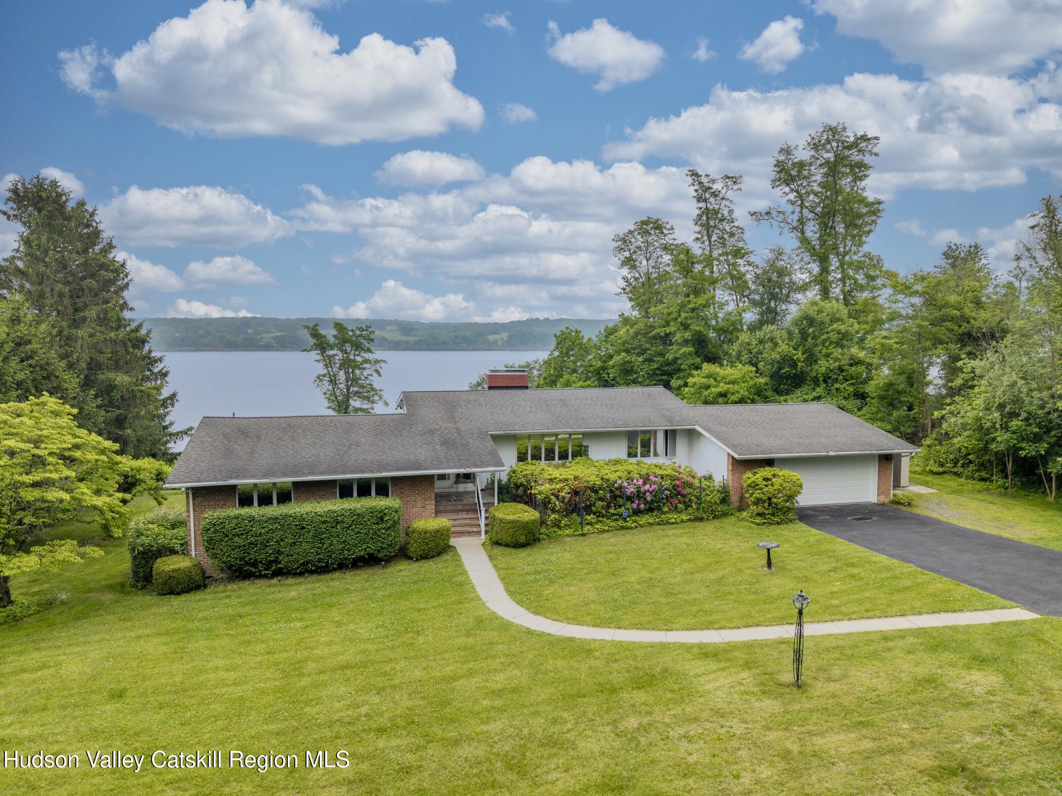 19 Riverview Terrace, Kingston, New York - 4 Bedrooms  
3 Bathrooms  
12 Rooms - 