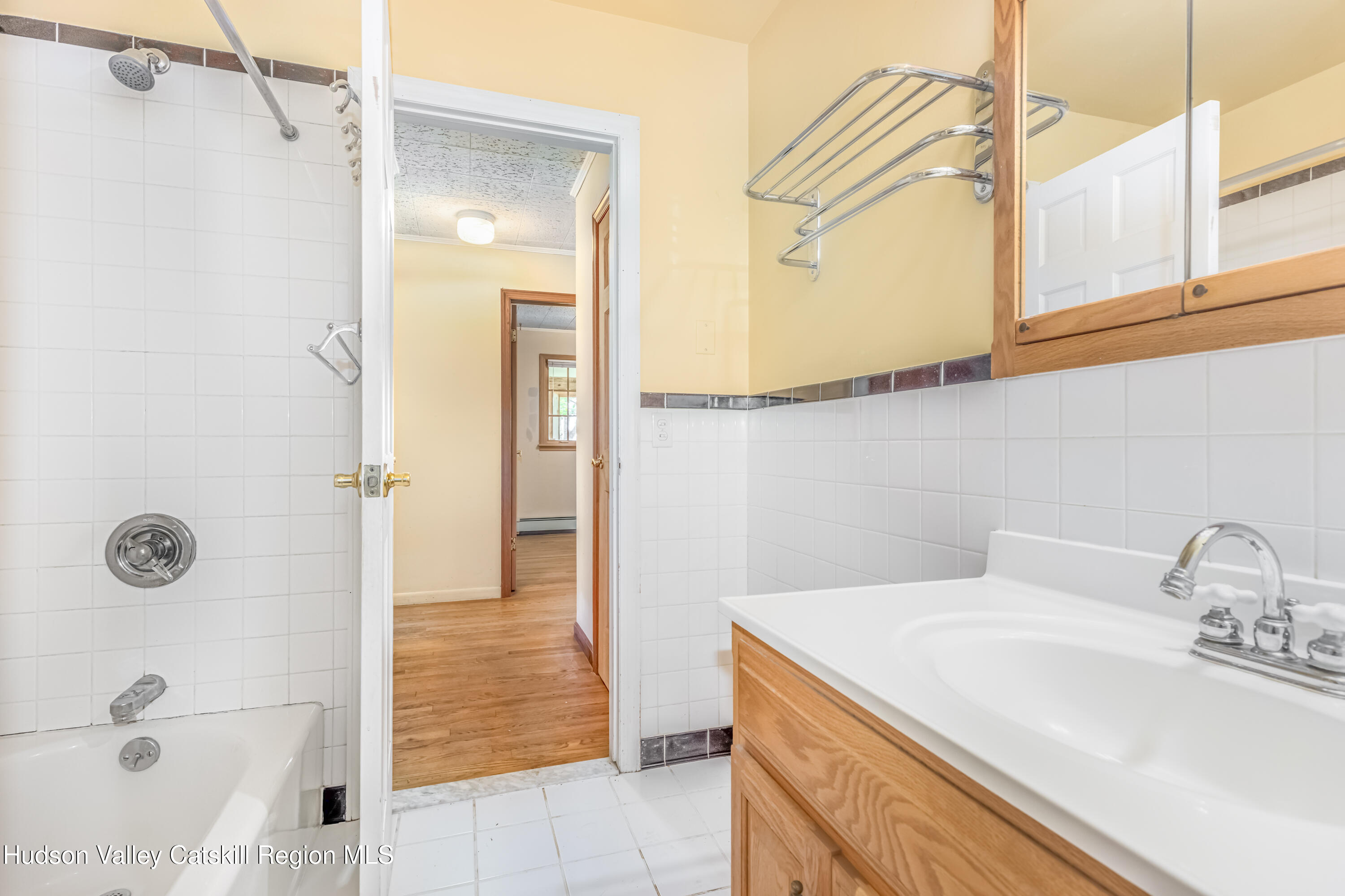 Ulster Park, New York 12487, United States, 3 Bedrooms Bedrooms, ,3 BathroomsBathrooms,Residential,Active,192334