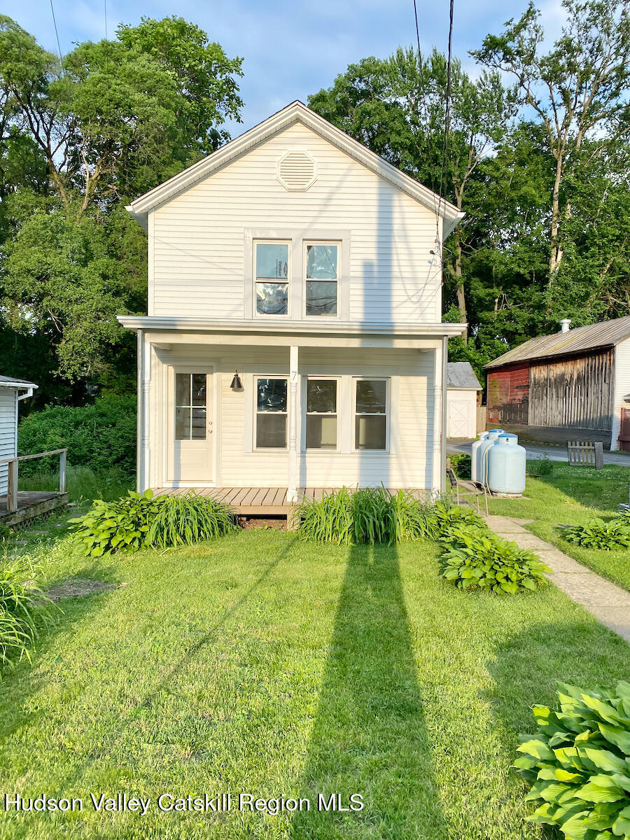 7 Elizabeth Street, Red Hook, New York - 1 Bedrooms  
1 Bathrooms  
4 Rooms - 