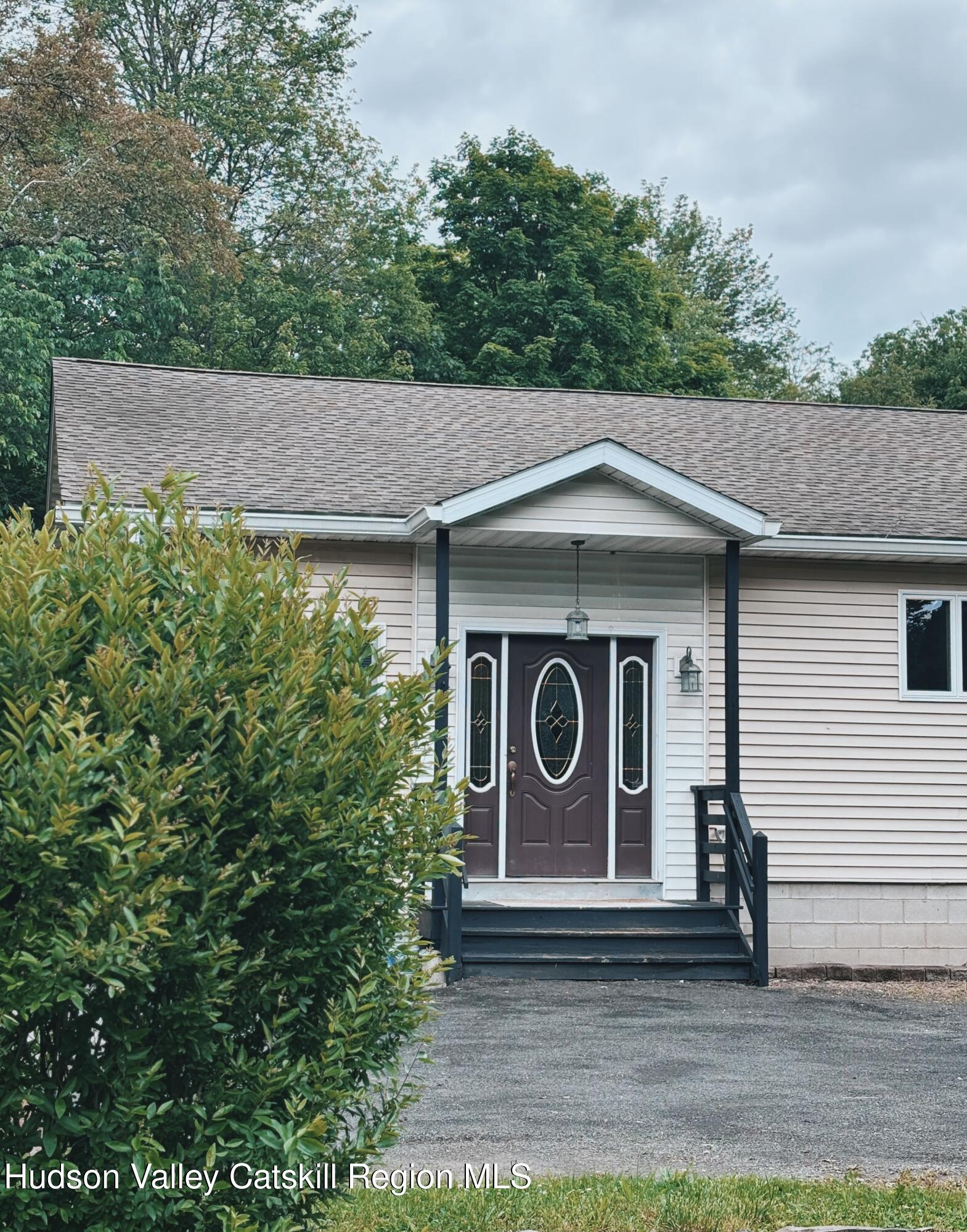 Rental Property at 124 Blue Mountain Road, Saugerties, New York - Bedrooms: 3 
Bathrooms: 3 
Rooms: 10  - $3,500 MO.