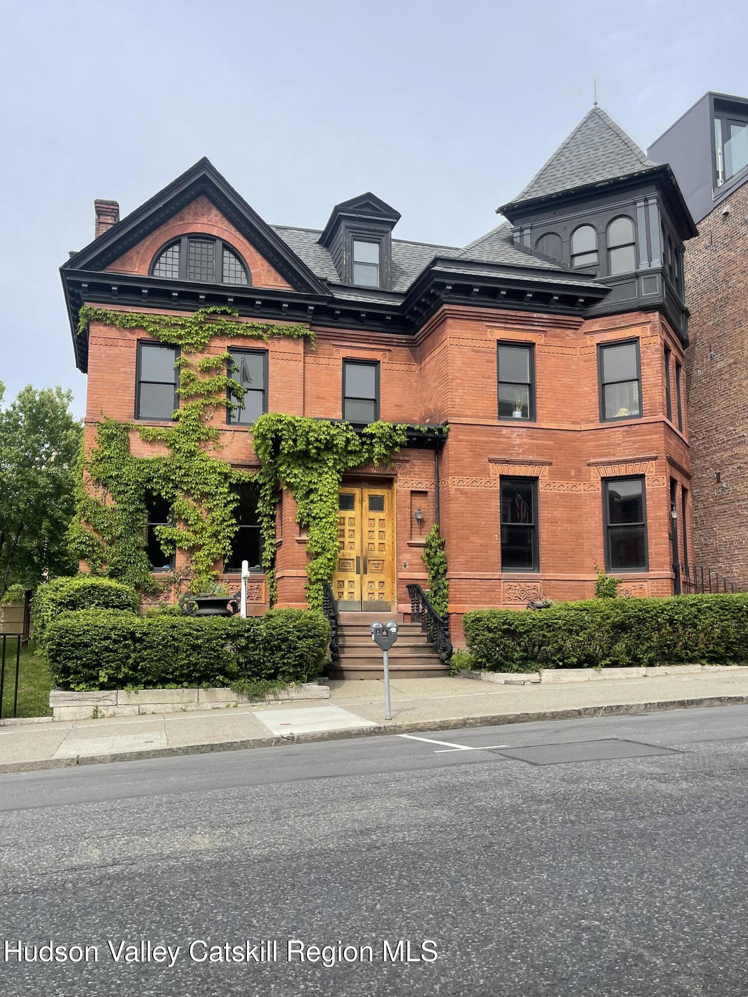 Rental Property at 420 Warren Street 3R, Hudson, New York - Bedrooms: 1 
Bathrooms: 1 
Rooms: 4  - $2,950 MO.