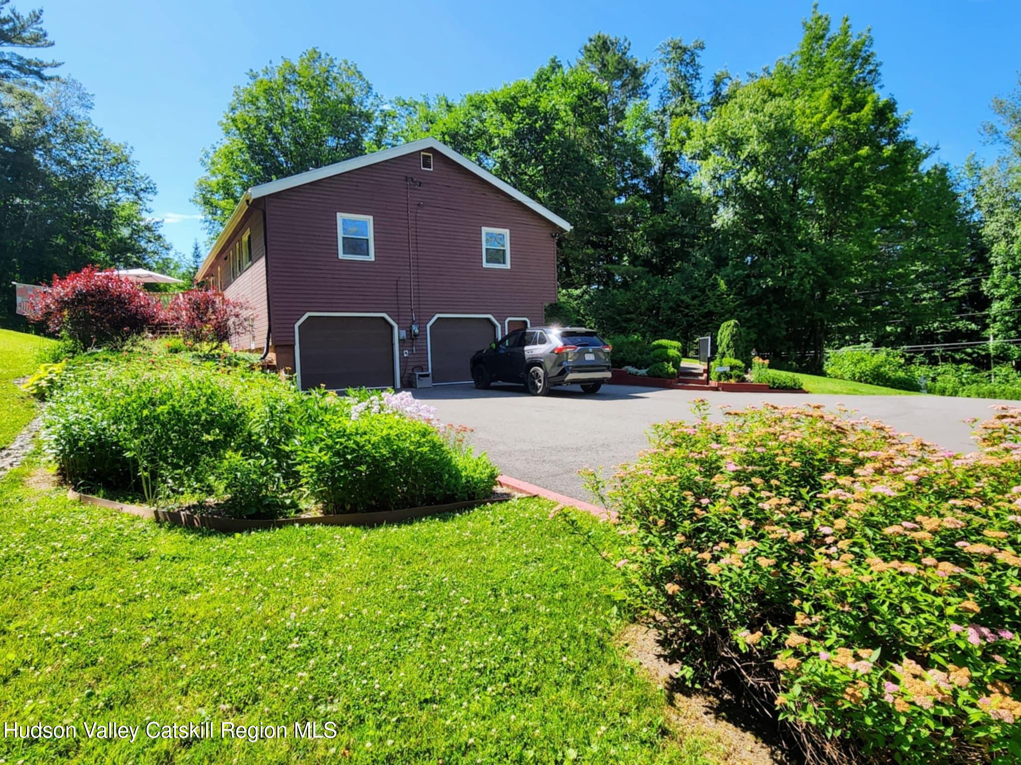 Pittsfield, Massachusetts 01201, United States, 3 Bedrooms Bedrooms, ,3 BathroomsBathrooms,Residential,Active,184325