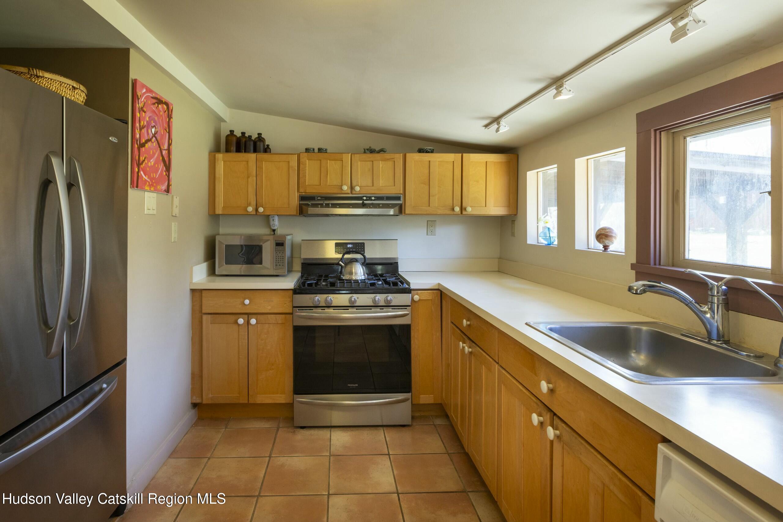 Kingston, New York 12401, United States, 3 Bedrooms Bedrooms, ,2 BathroomsBathrooms,Residential,Pending,121395