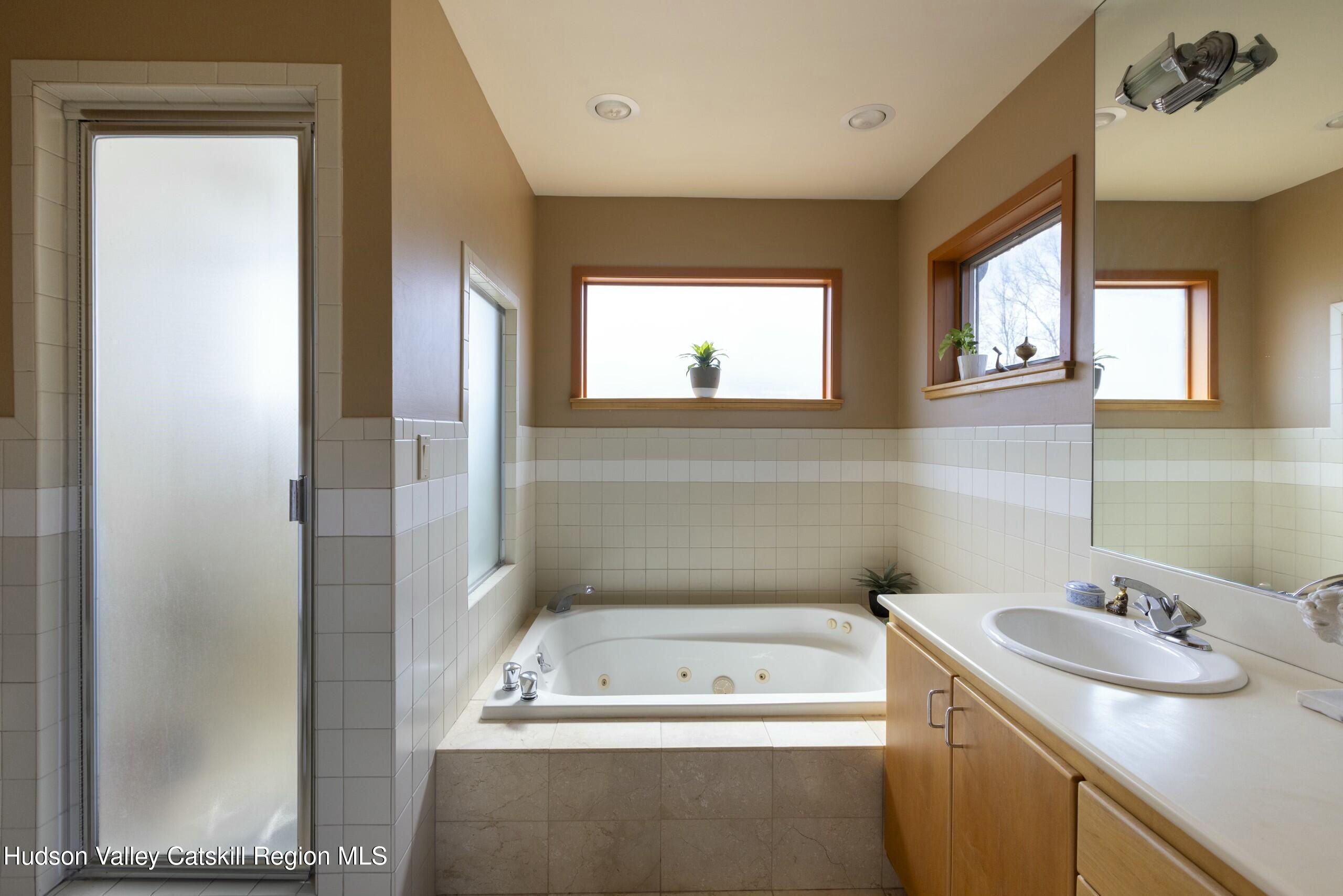 Kingston, New York 12401, United States, 3 Bedrooms Bedrooms, ,2 BathroomsBathrooms,Residential,Pending,121395