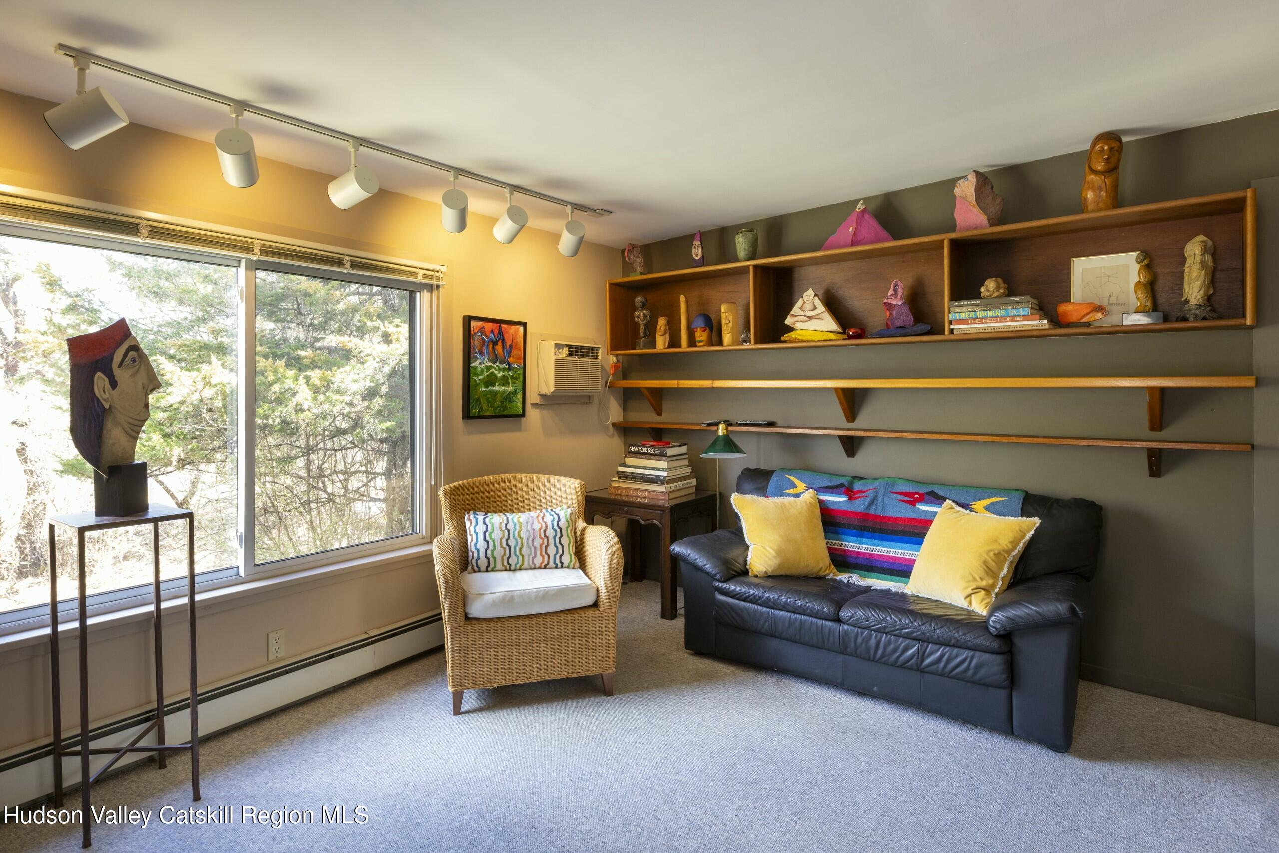 Kingston, New York 12401, United States, 3 Bedrooms Bedrooms, ,2 BathroomsBathrooms,Residential,Pending,121395