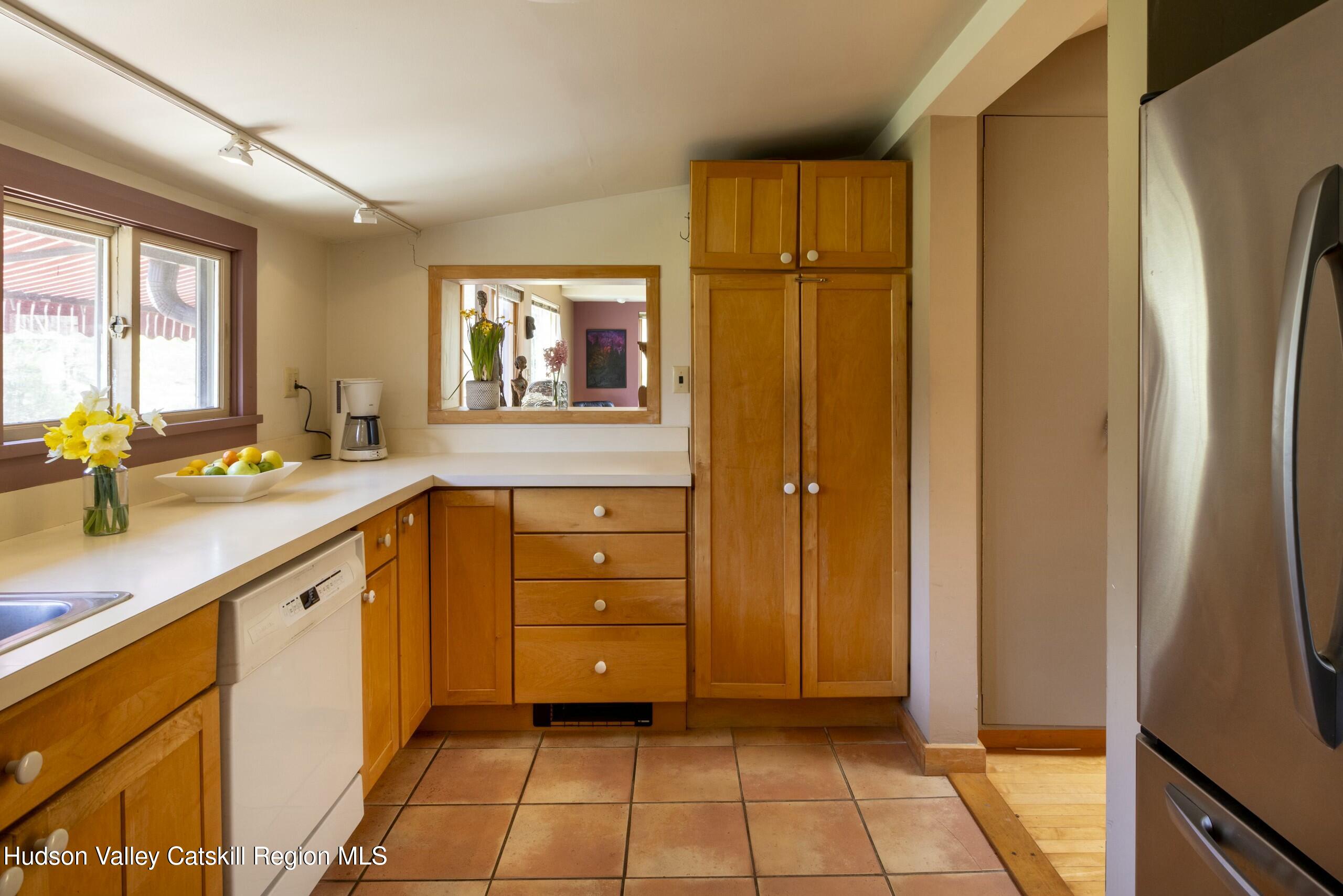 Kingston, New York 12401, United States, 3 Bedrooms Bedrooms, ,2 BathroomsBathrooms,Residential,Pending,121395