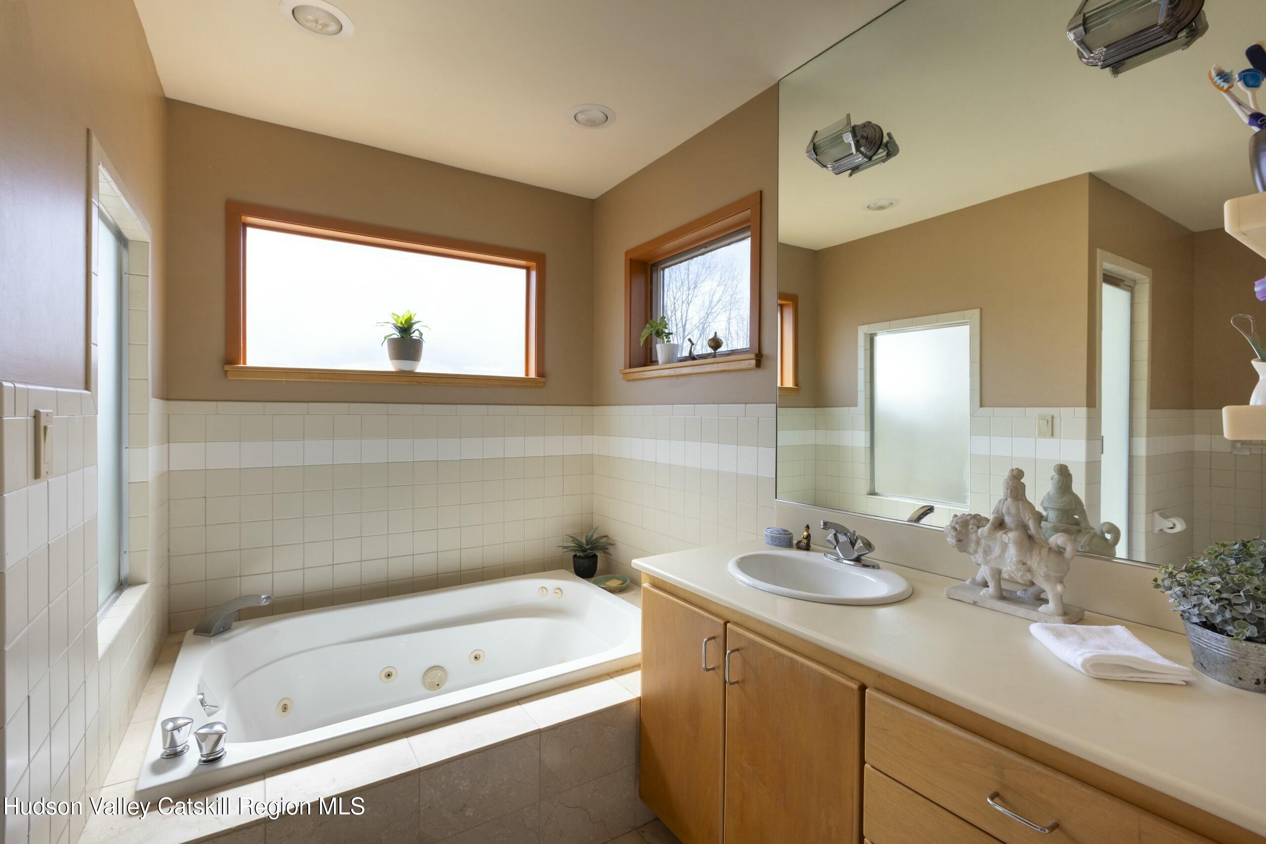 Kingston, New York 12401, United States, 3 Bedrooms Bedrooms, ,2 BathroomsBathrooms,Residential,Pending,121395