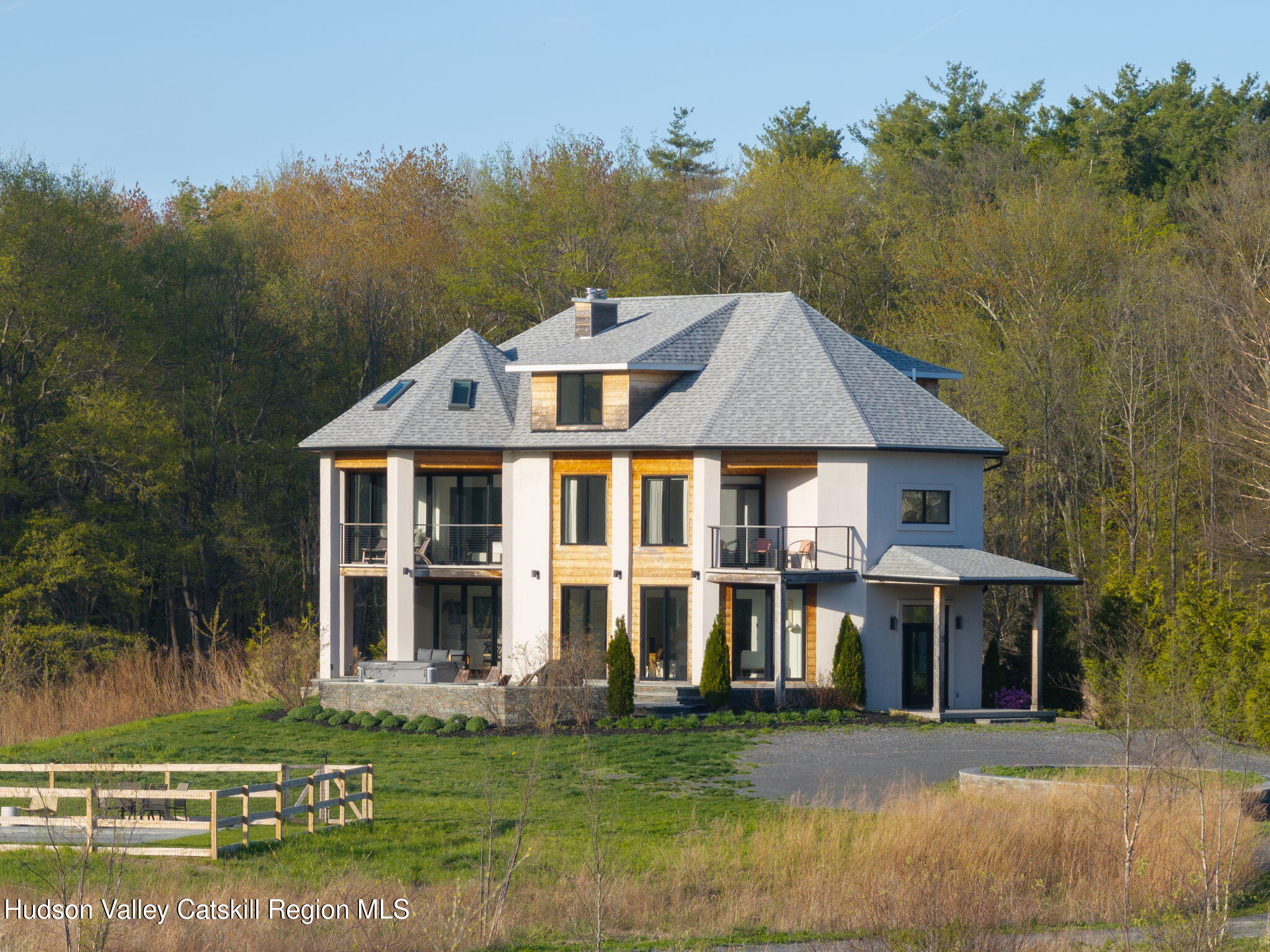 28 Route 32A, Saugerties, New York - 3 Bedrooms  
5 Bathrooms  
15 Rooms - 