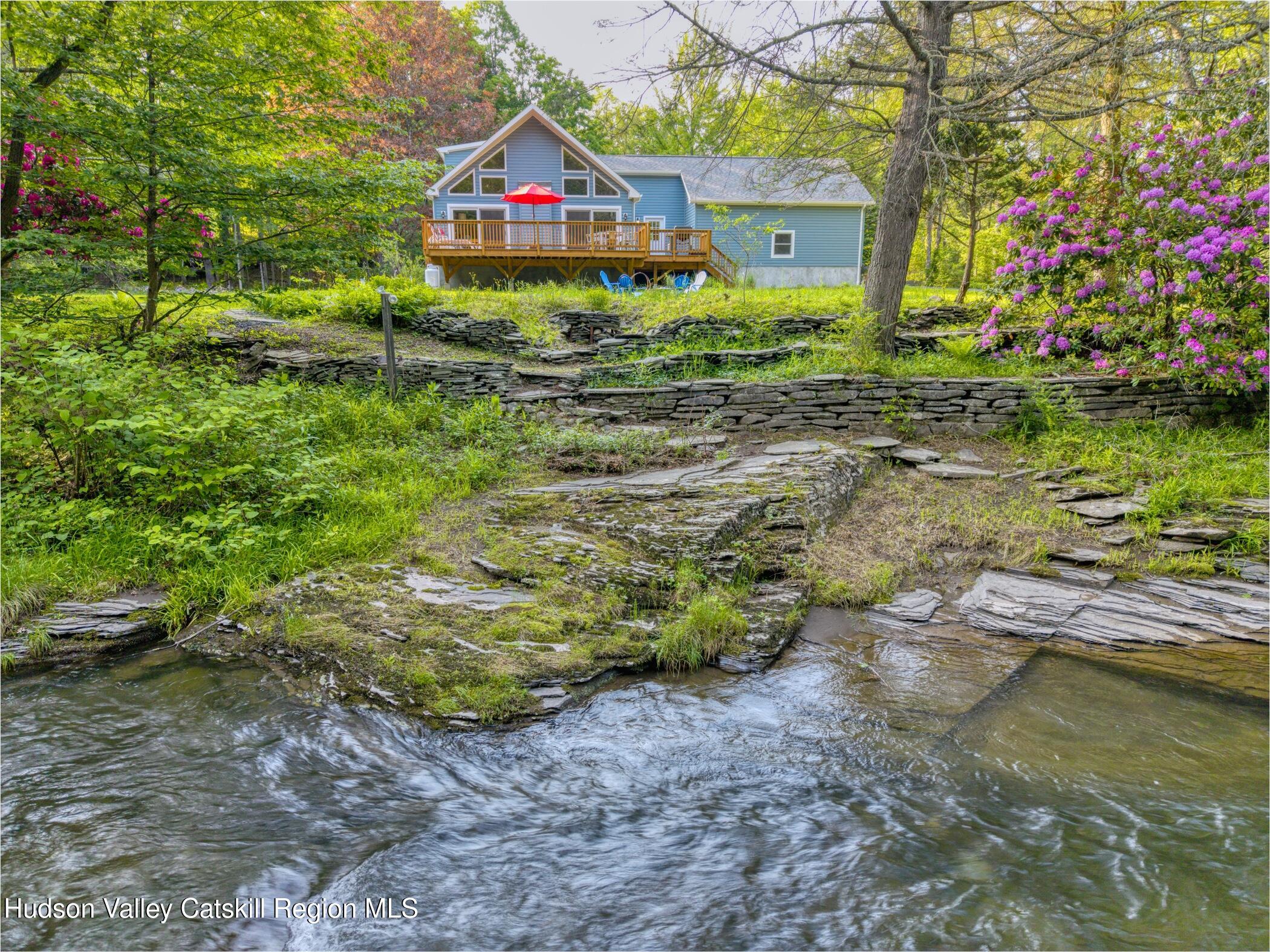 2565 Route 212, Woodstock, New York - 4 Bedrooms  
3 Bathrooms  
7 Rooms - 