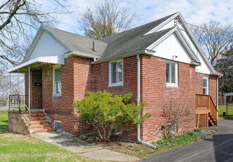 Homes For Sale - 29 Ten Broeck Avenue<br/> Columbia County, Hudson, NY 12534