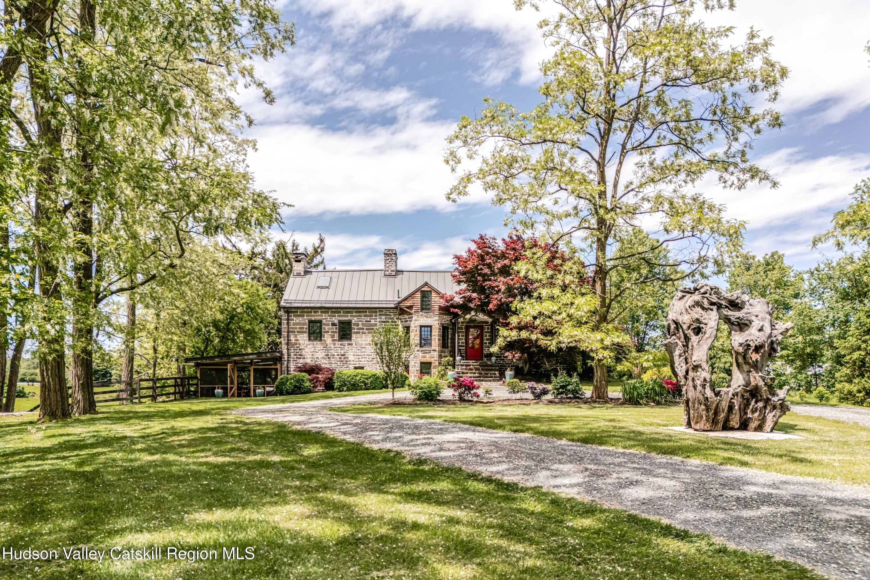26 Roberson Avenue, Pine Bush, New York - 4 Bedrooms  
4 Bathrooms  
15 Rooms - 