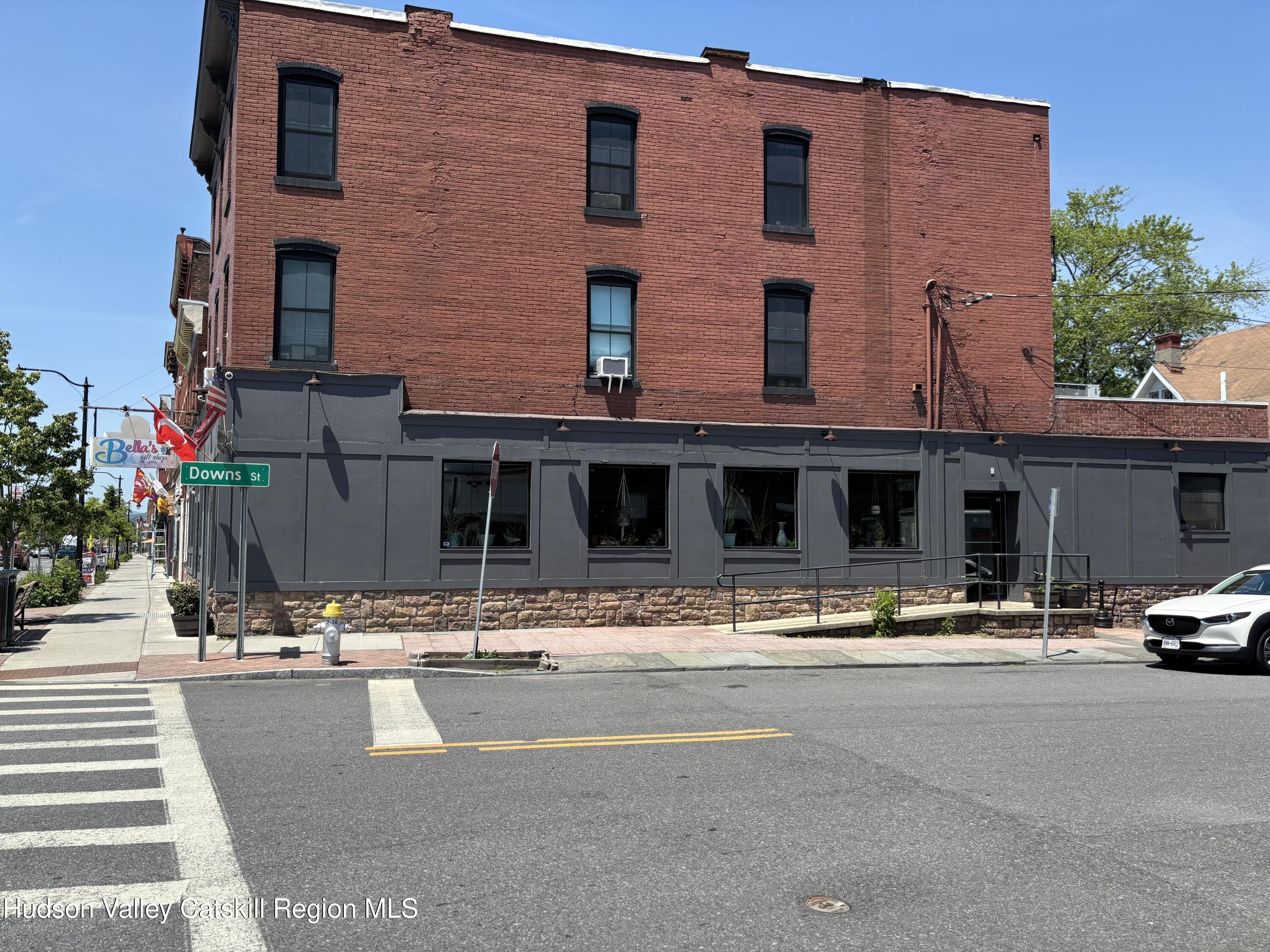 666 Broadway 2  2nd Fl, Kingston, New York - 1 Bedrooms  
1 Bathrooms  
4 Rooms - 