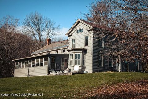 Photo of 31 Mapletown Road, Hoosick Falls, NY 12090 (MLS # 20262015)