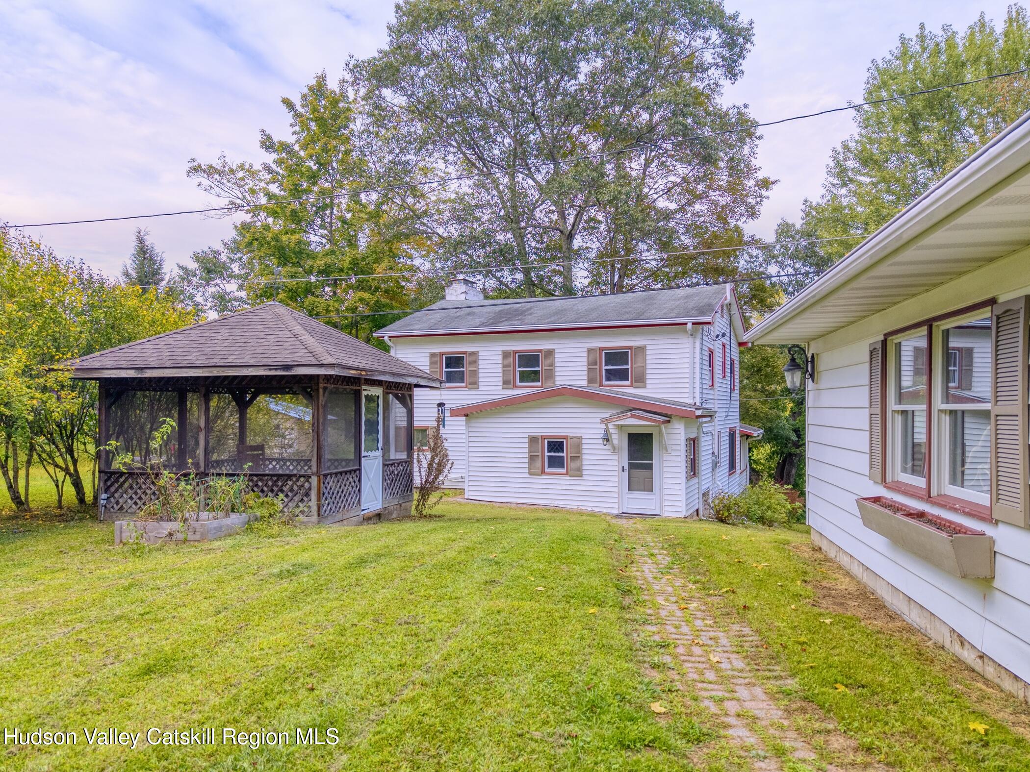 New Paltz, New York 12561, United States, 3 Bedrooms Bedrooms, ,2 BathroomsBathrooms,Residential,Active,219081