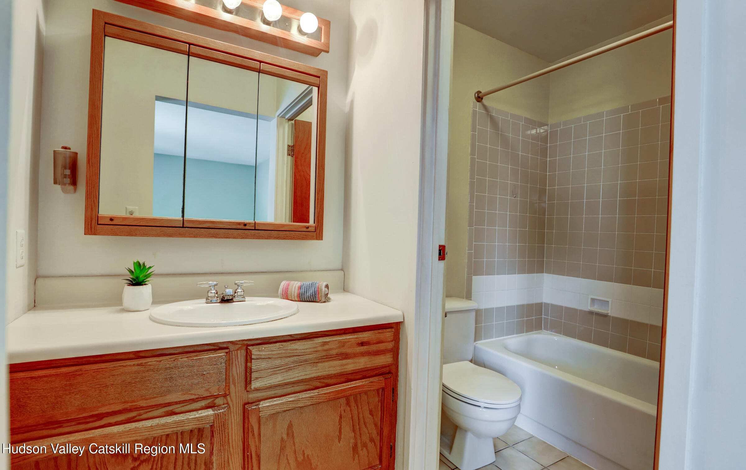 Lake Katrine, New York 12449, United States, 2 Bedrooms Bedrooms, ,2 BathroomsBathrooms,Residential,Pending,155111