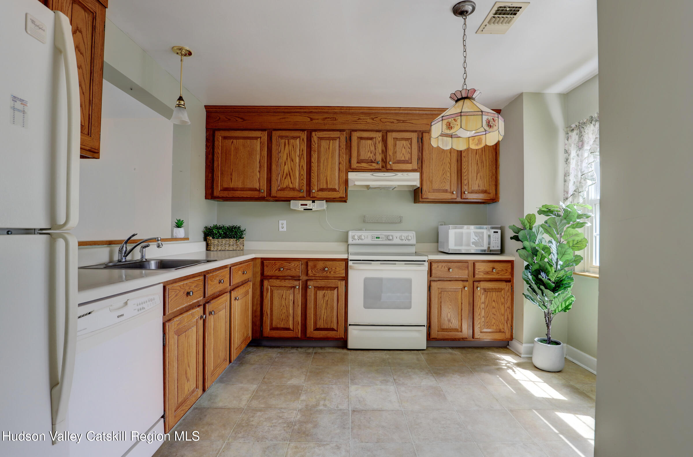 Lake Katrine, New York 12449, United States, 2 Bedrooms Bedrooms, ,2 BathroomsBathrooms,Residential,Pending,155111