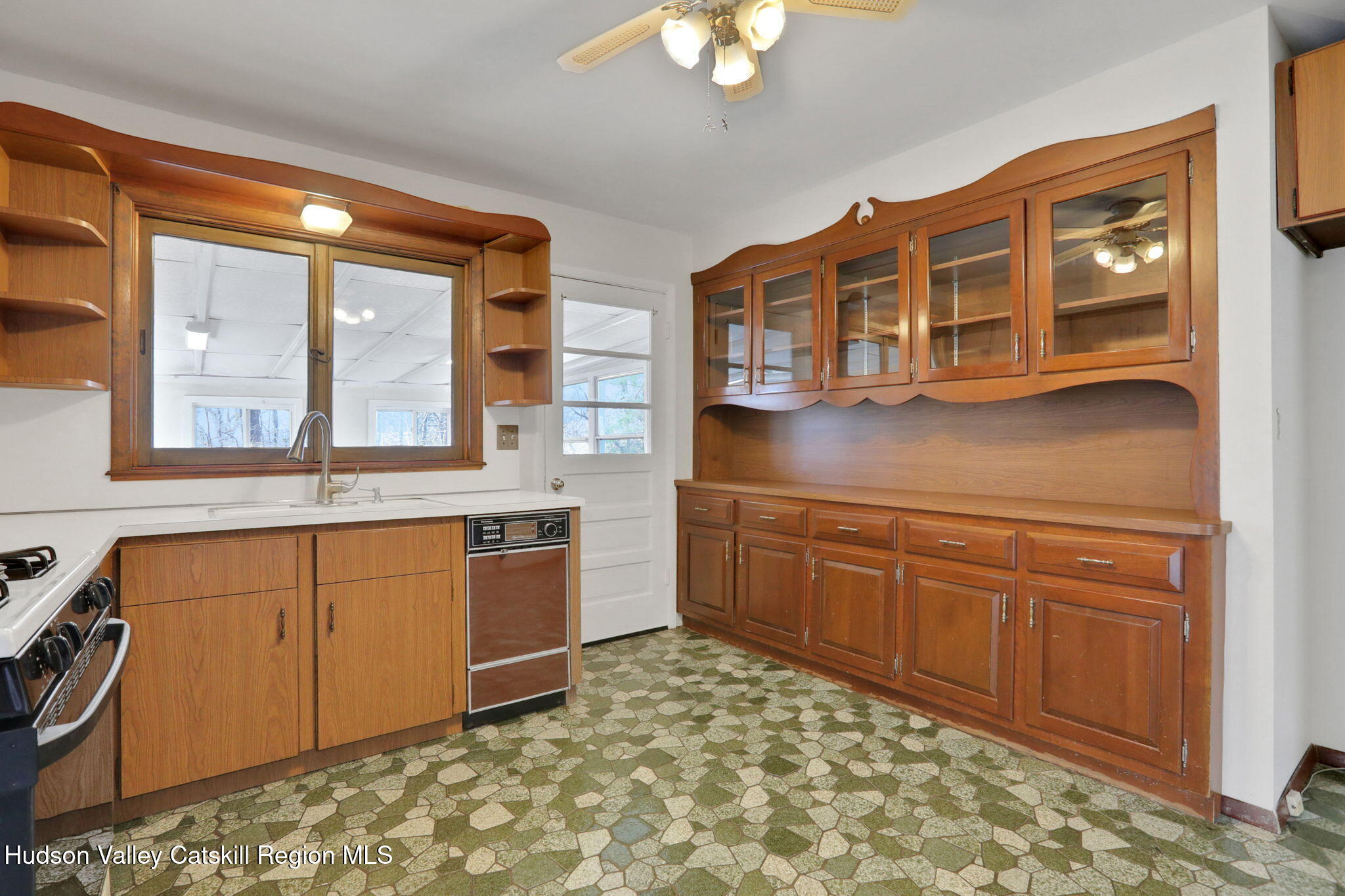 New Paltz, New York 12561, United States, 3 Bedrooms Bedrooms, ,1 BathroomBathrooms,Residential,Active,94127