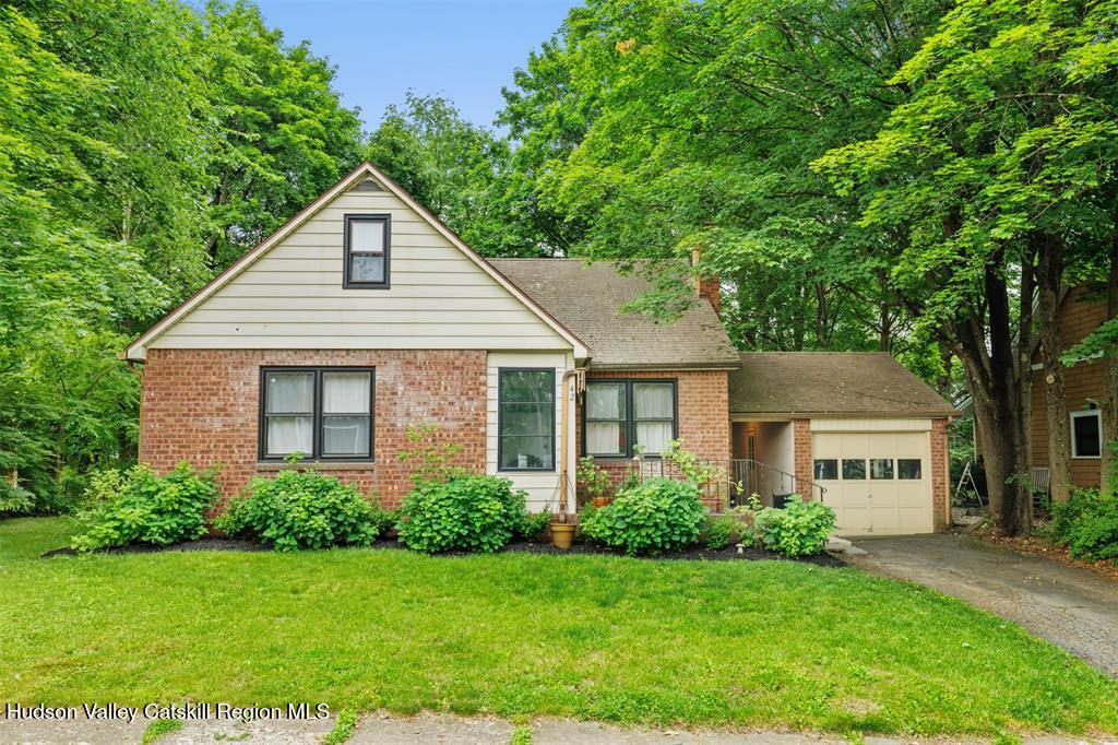 42 Center Street, New Paltz, New York - 3 Bedrooms  
2 Bathrooms  
6 Rooms - 