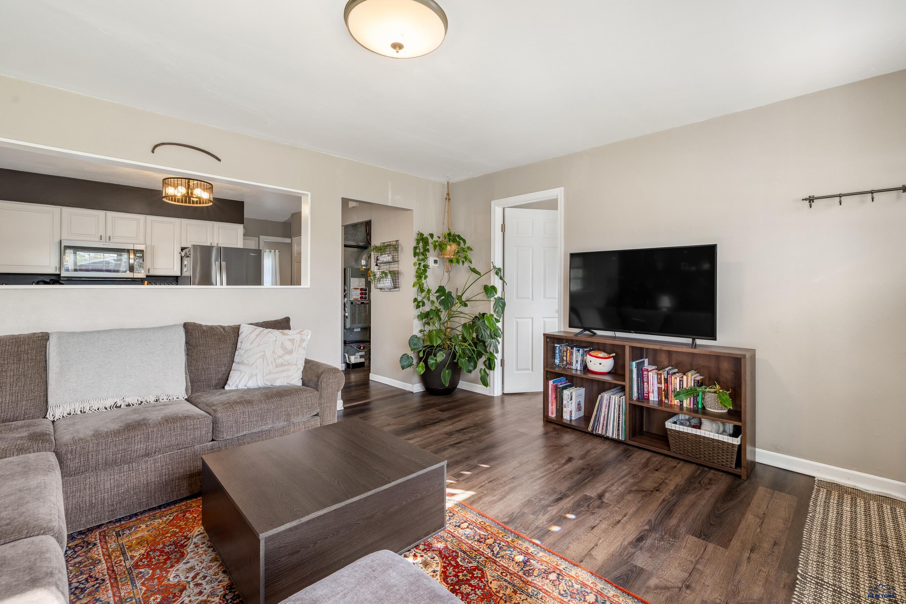 610 E IOWA