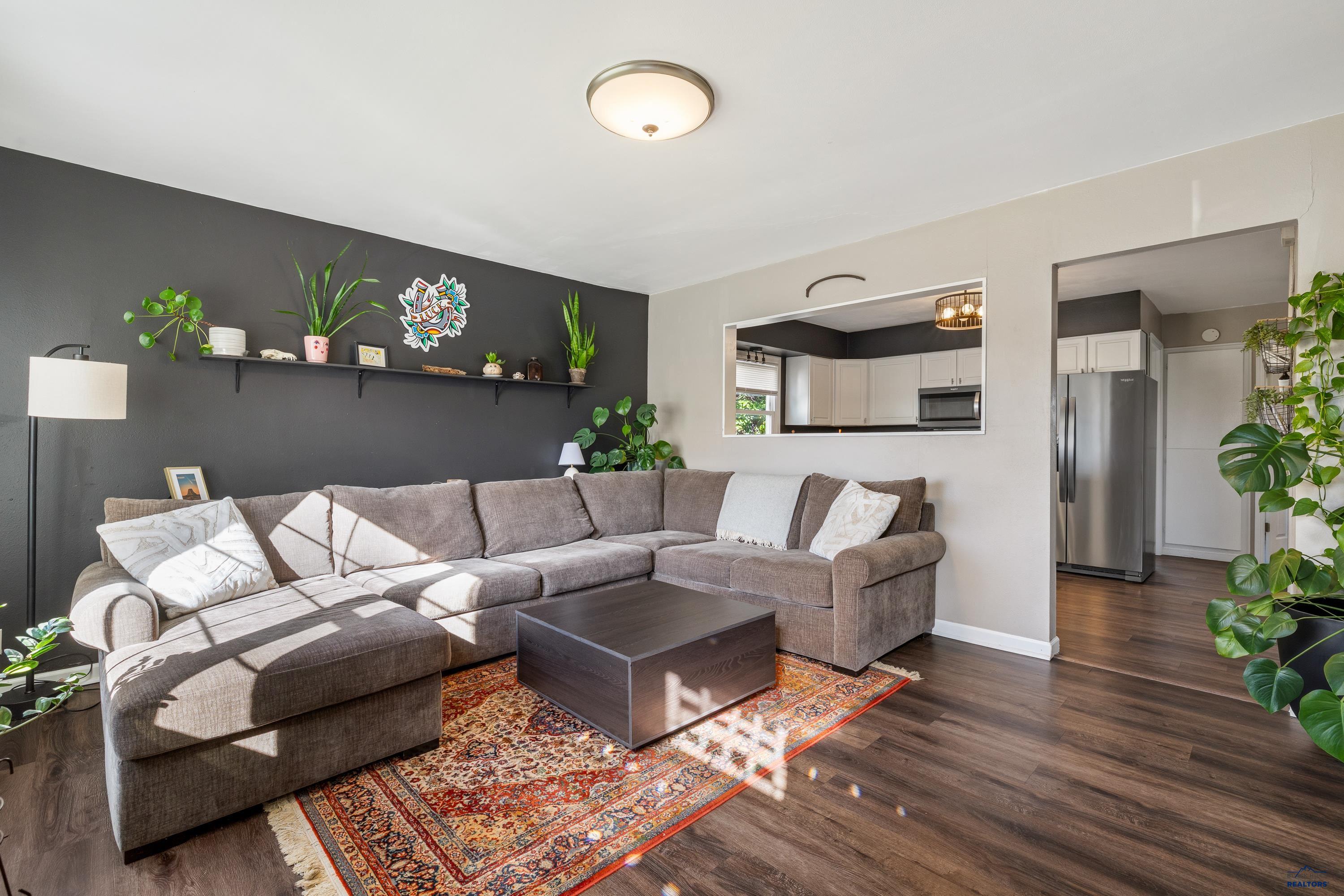610 E IOWA