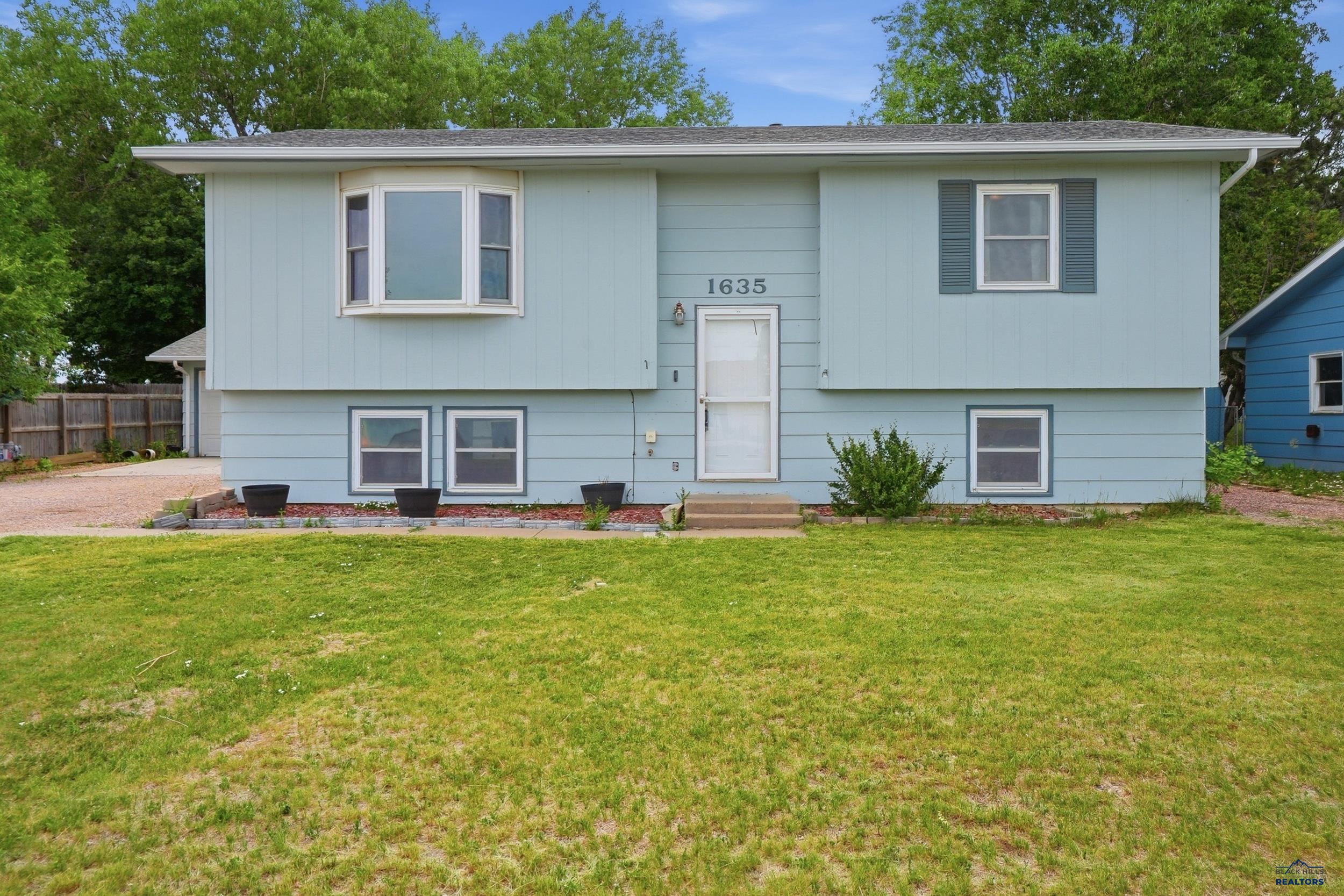 Photo 1 of 37 — 1635 ENNEN DR, Rapid City, SD 57703