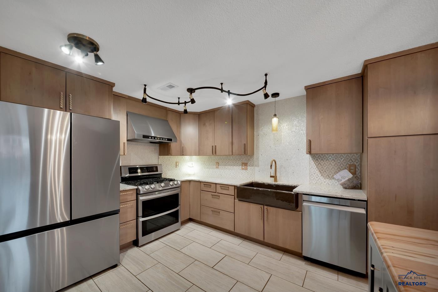 4828 WHISPERING PINES DR