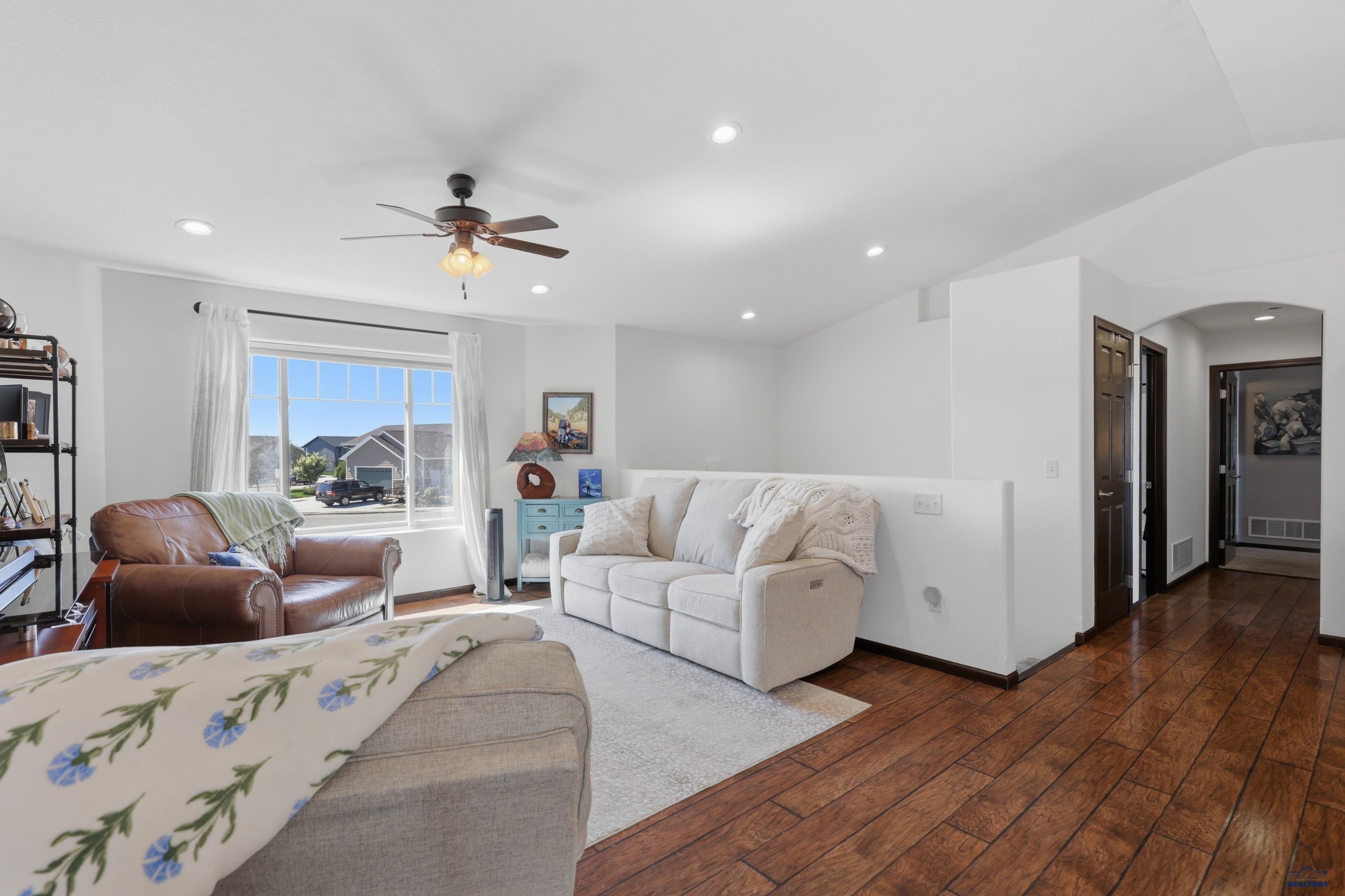 826 DIRK CT