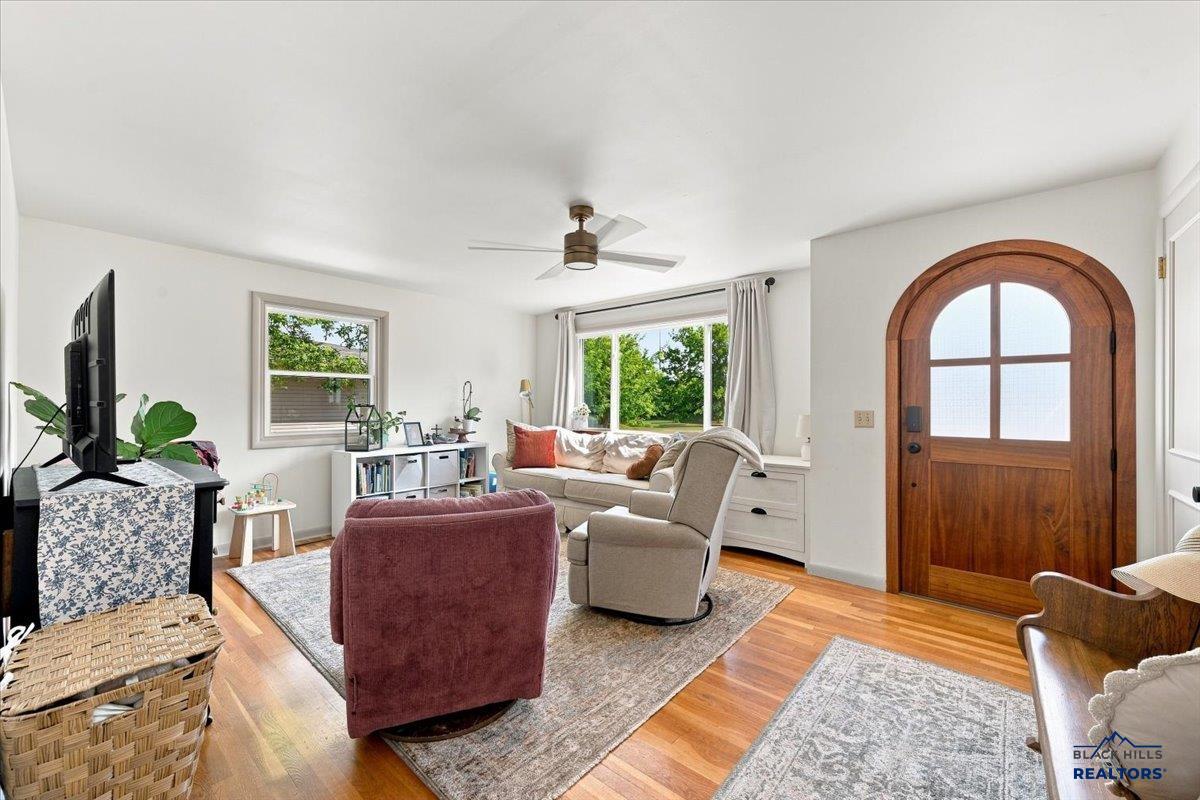 1015 E Warren