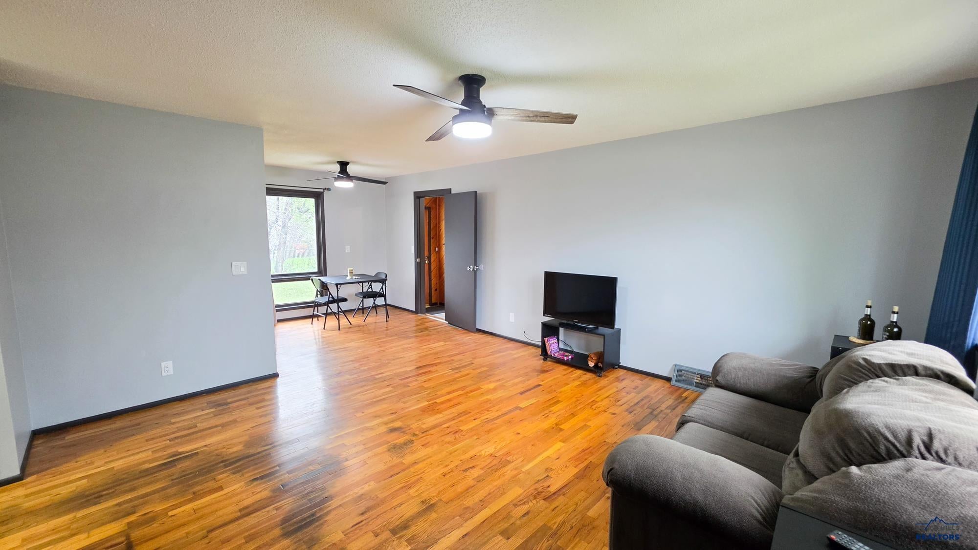 2118 OAK AVE