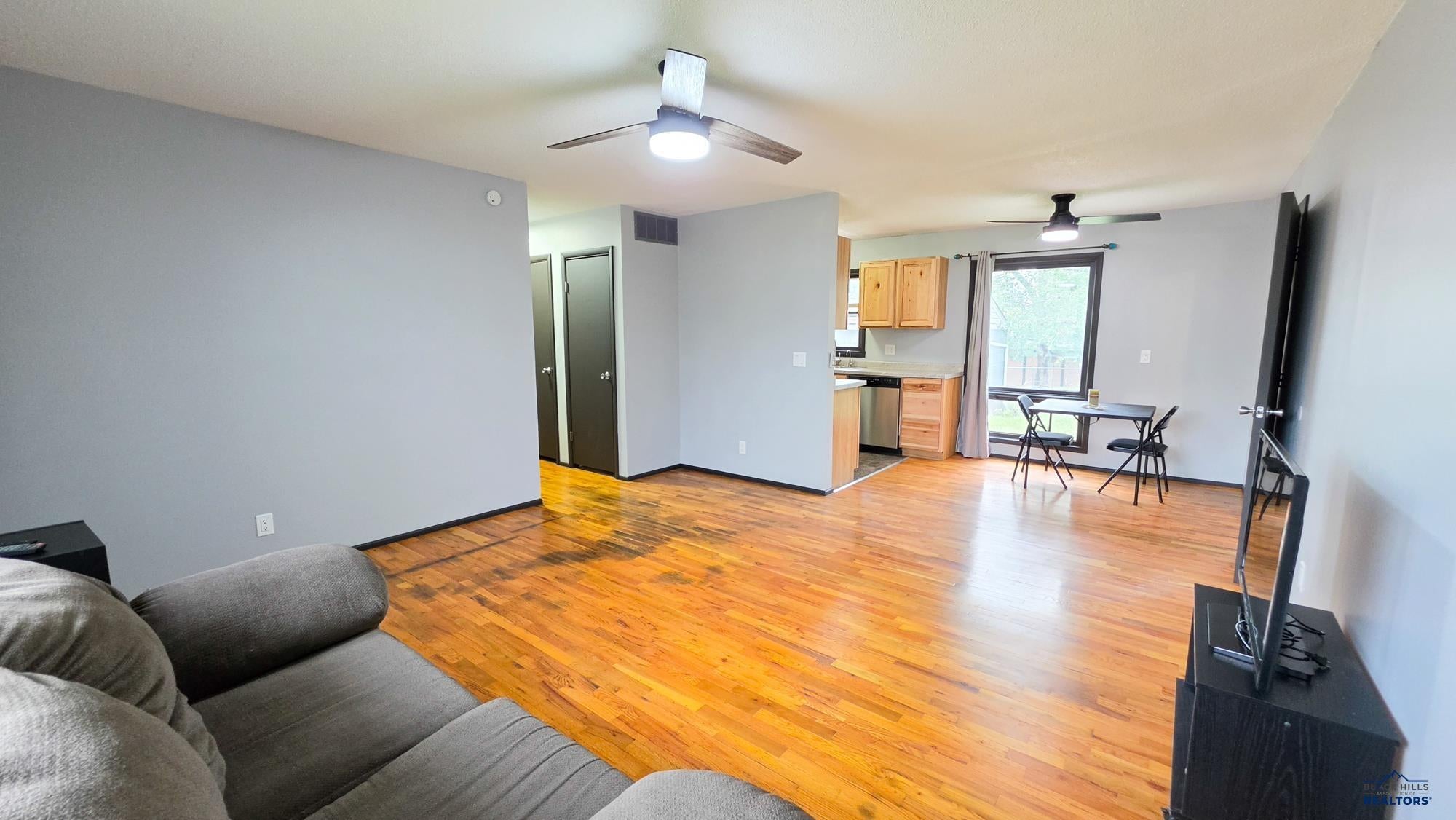 2118 OAK AVE
