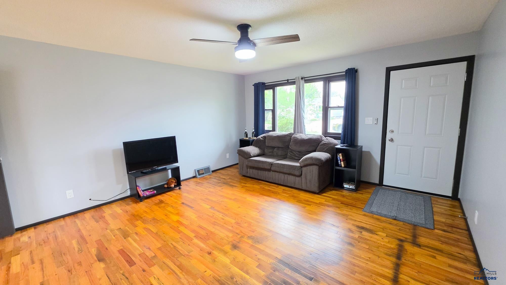 2118 OAK AVE