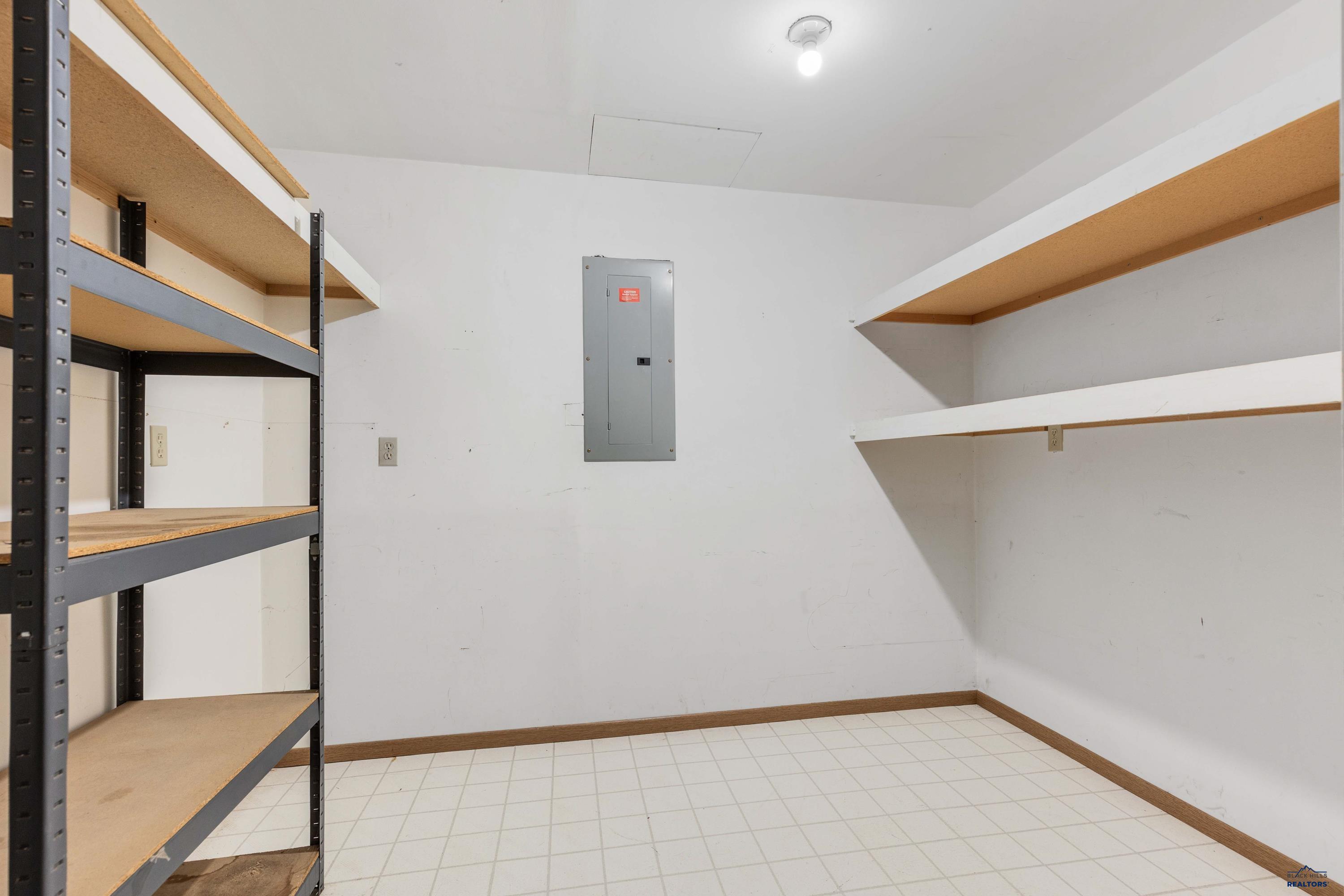 Rapid City, South Dakota 57701, United States, 4 Bedrooms Bedrooms, ,2 BathroomsBathrooms,Residential,Pending,53593