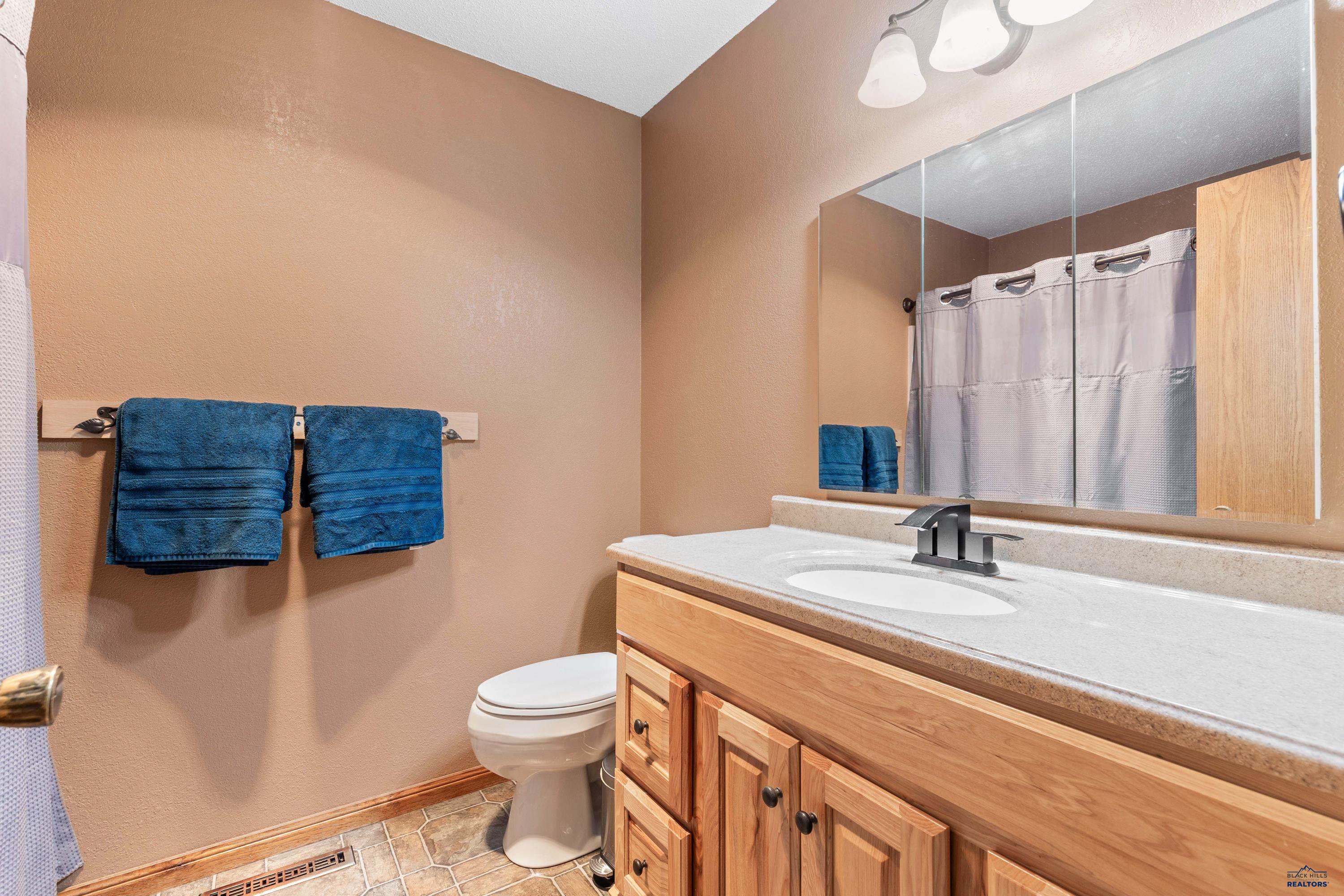 Rapid City, South Dakota 57701, United States, 4 Bedrooms Bedrooms, ,2 BathroomsBathrooms,Residential,Pending,53593