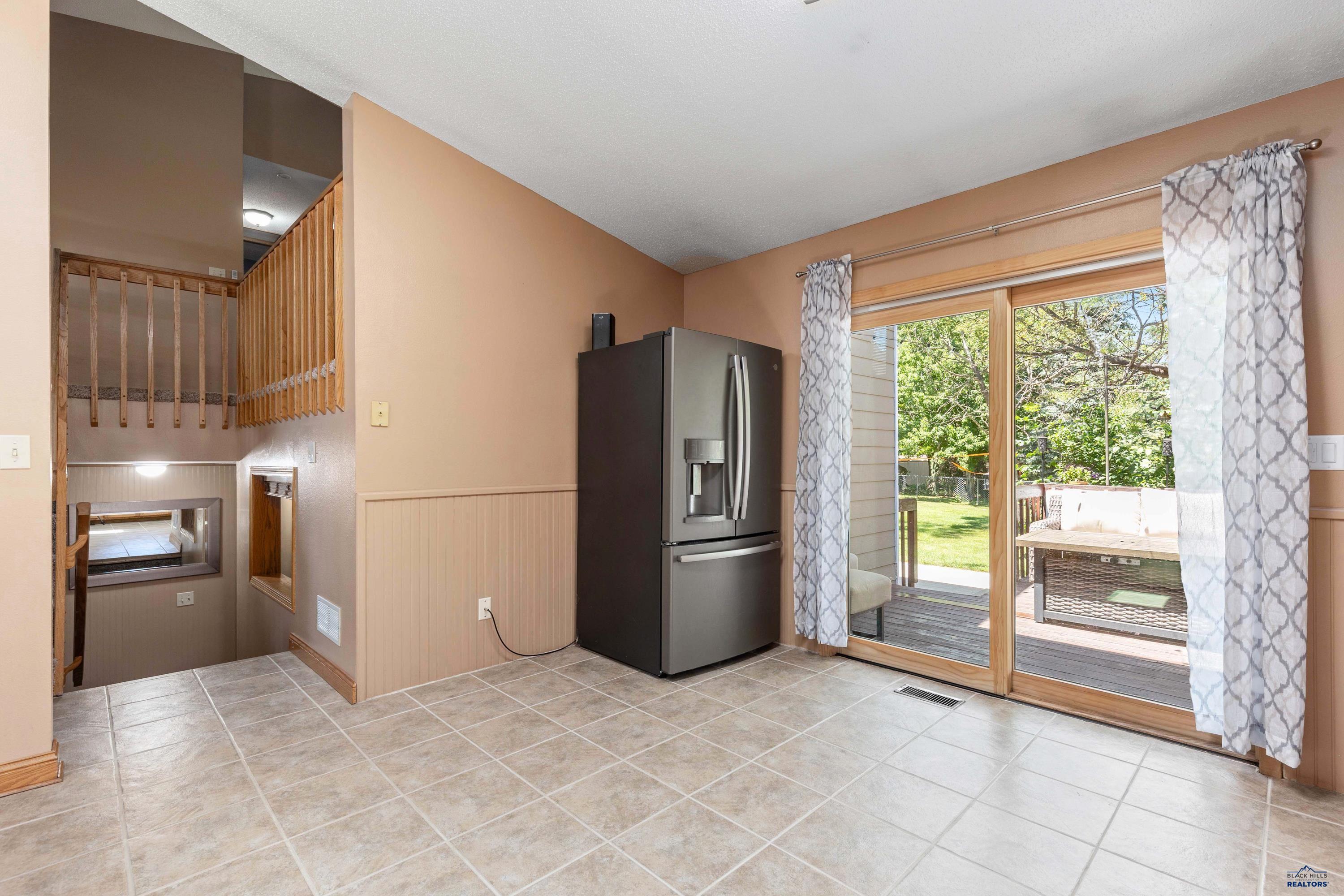 Rapid City, South Dakota 57701, United States, 4 Bedrooms Bedrooms, ,2 BathroomsBathrooms,Residential,Pending,53593