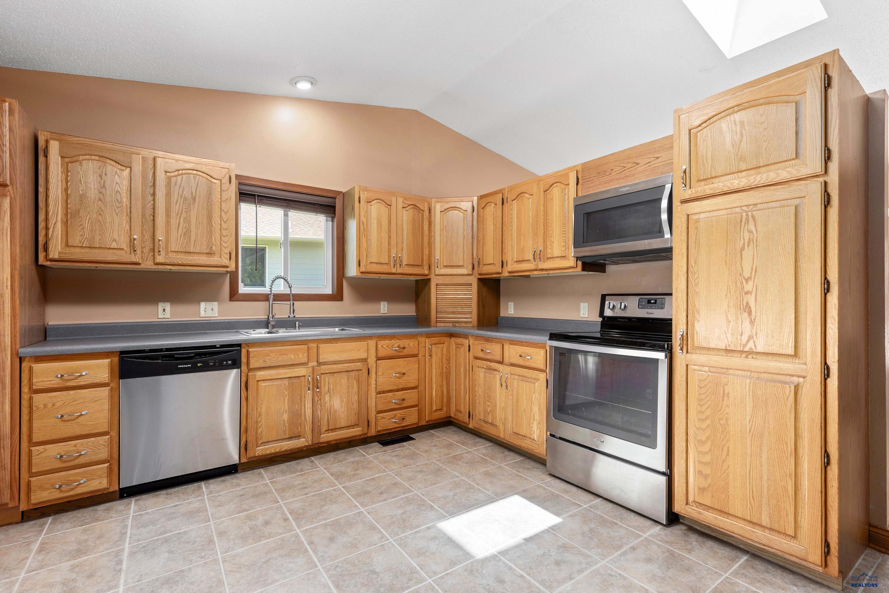 Rapid City, South Dakota 57701, United States, 4 Bedrooms Bedrooms, ,2 BathroomsBathrooms,Residential,Pending,53593