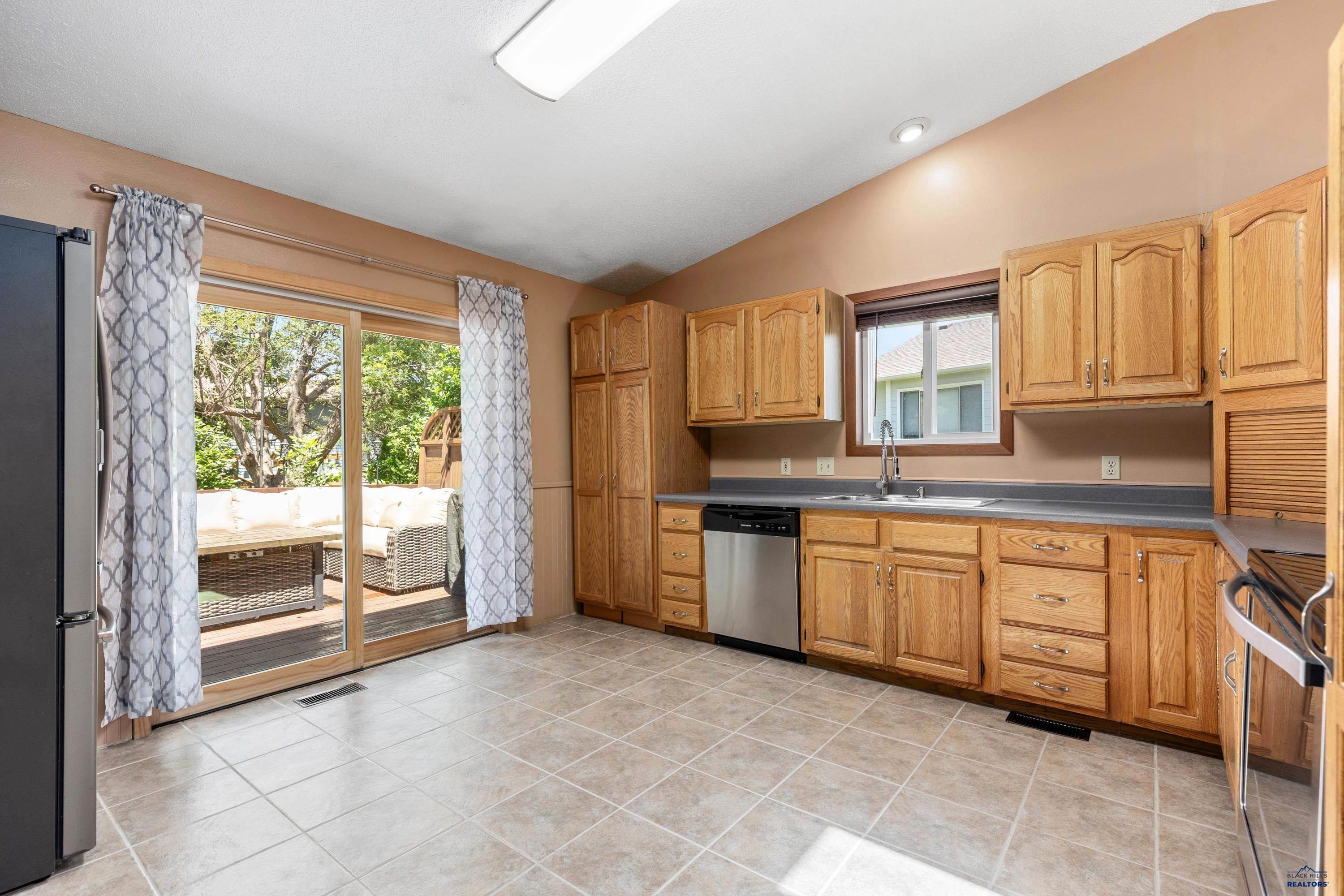 Rapid City, South Dakota 57701, United States, 4 Bedrooms Bedrooms, ,2 BathroomsBathrooms,Residential,Pending,53593