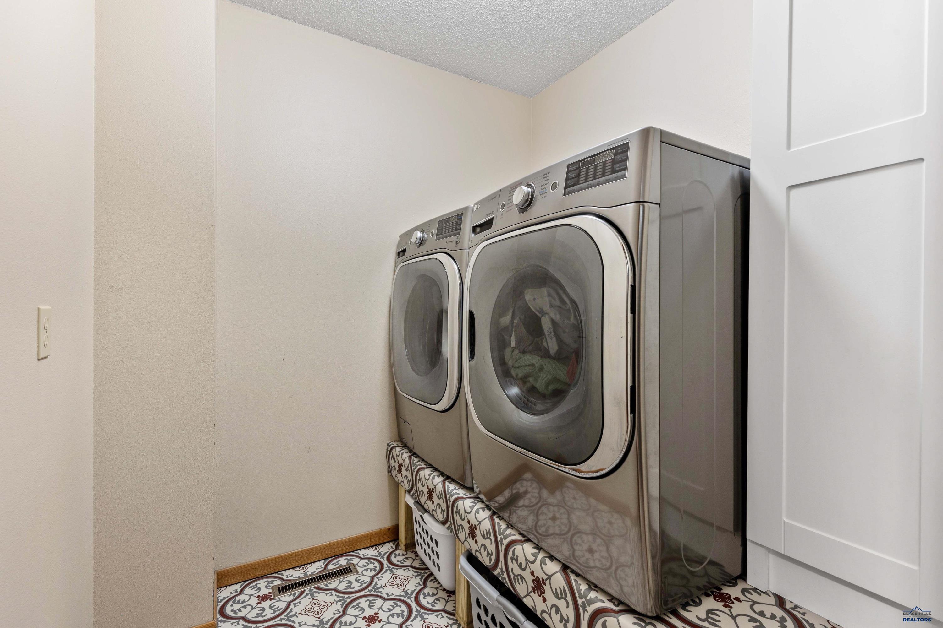 Rapid City, South Dakota 57701, United States, 4 Bedrooms Bedrooms, ,2 BathroomsBathrooms,Residential,Pending,53593