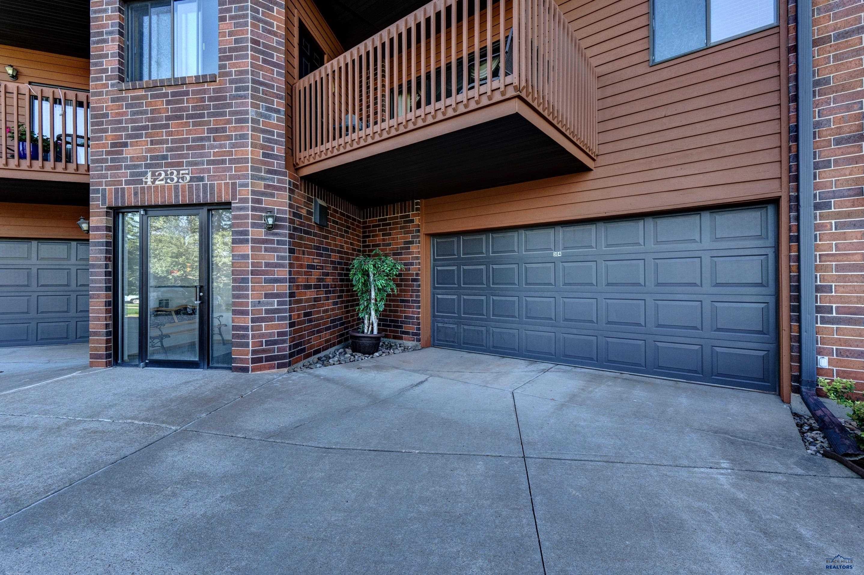4235 #304 FAIRWAY HILLS DR
