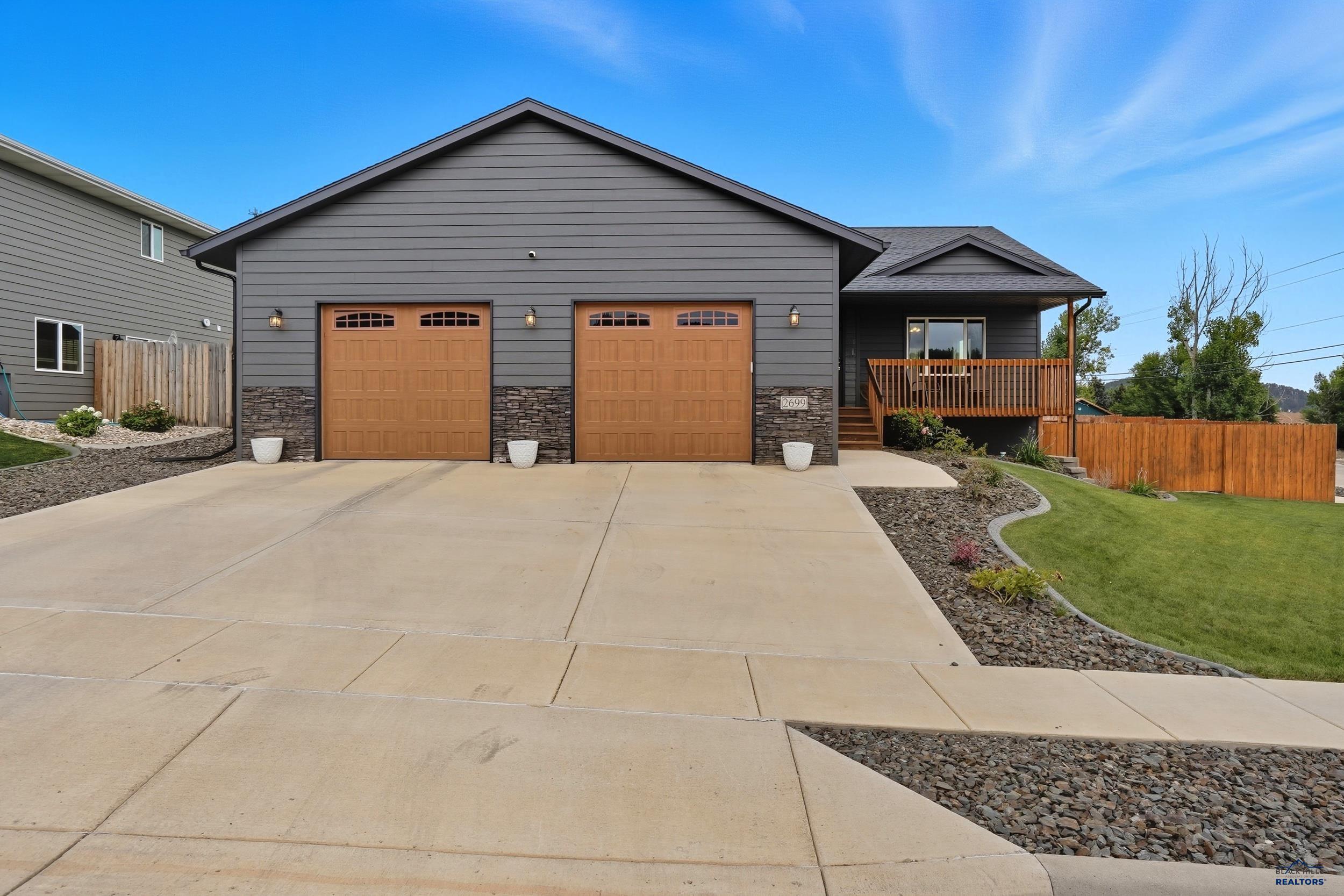 2699 MEADOWS DR